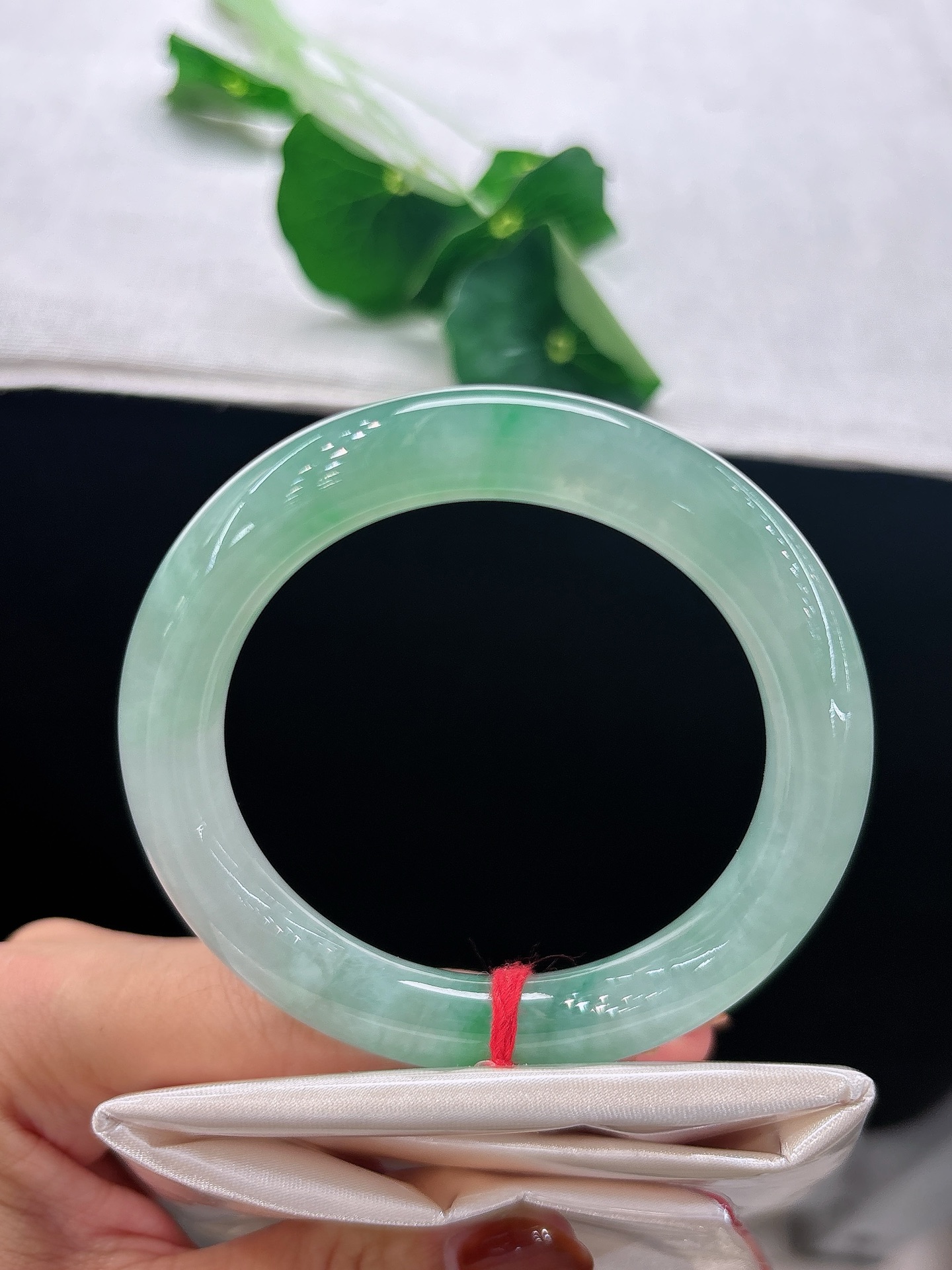 天然翡翠手镯，圈口53/9.8圆条飘绿，翠韵温婉，绿韵缓缓晕开，似林间漾开的青雾，底子冰润，无裂