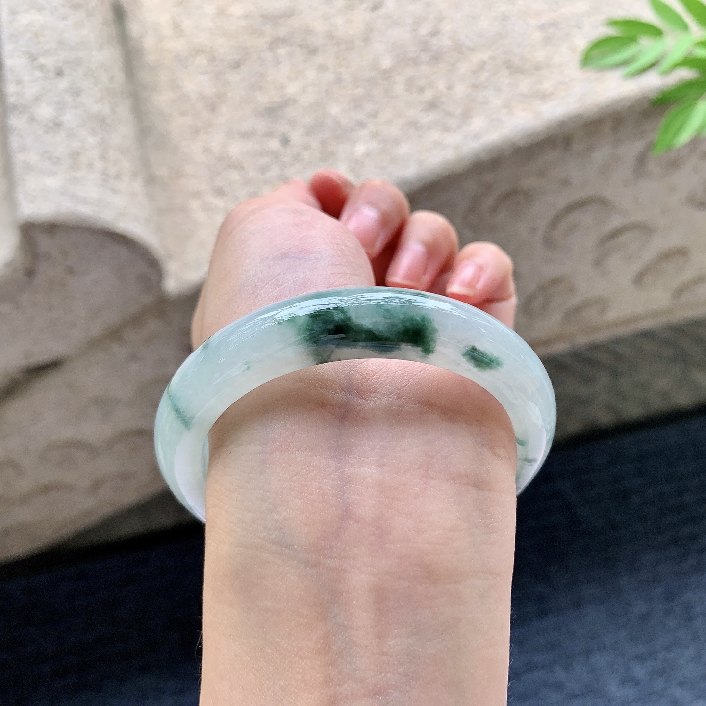 正圈53 54 圈口54.7/11.4/8.1 编码FH092442 糯冰飘花，水润，种老，细腻，无裂