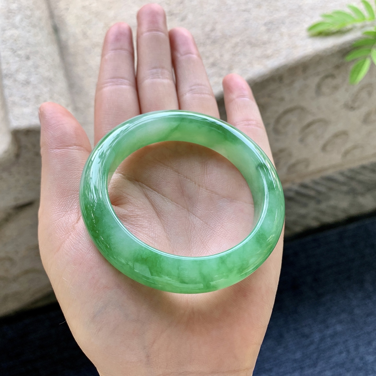 正圈51 52 圈口51.2/12.3/8.7 编码W6092560 糯冰飘辣绿，水润，种老，细腻，
