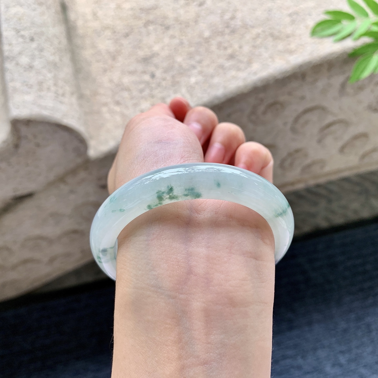 正圈53 54 圈口54.7/11.4/8.1 编码FH092442 糯冰飘花，水润，种老，细腻，无裂
