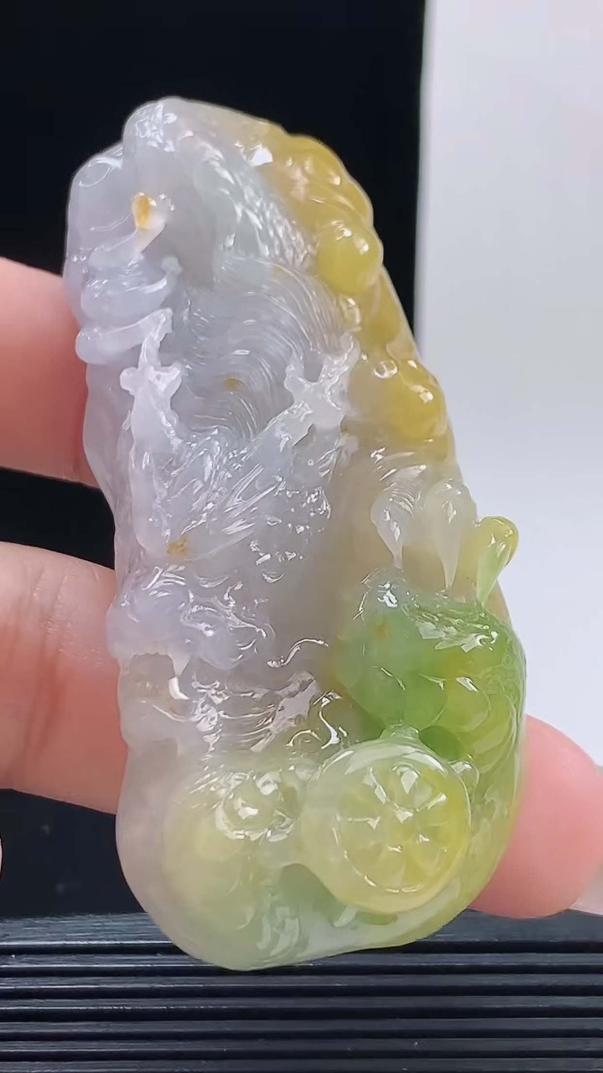 缅甸天然翡翠a货，老坑料冰润双彩黄加绿龙牌吊坠，尺寸74-31-14.8重量:62.35g #