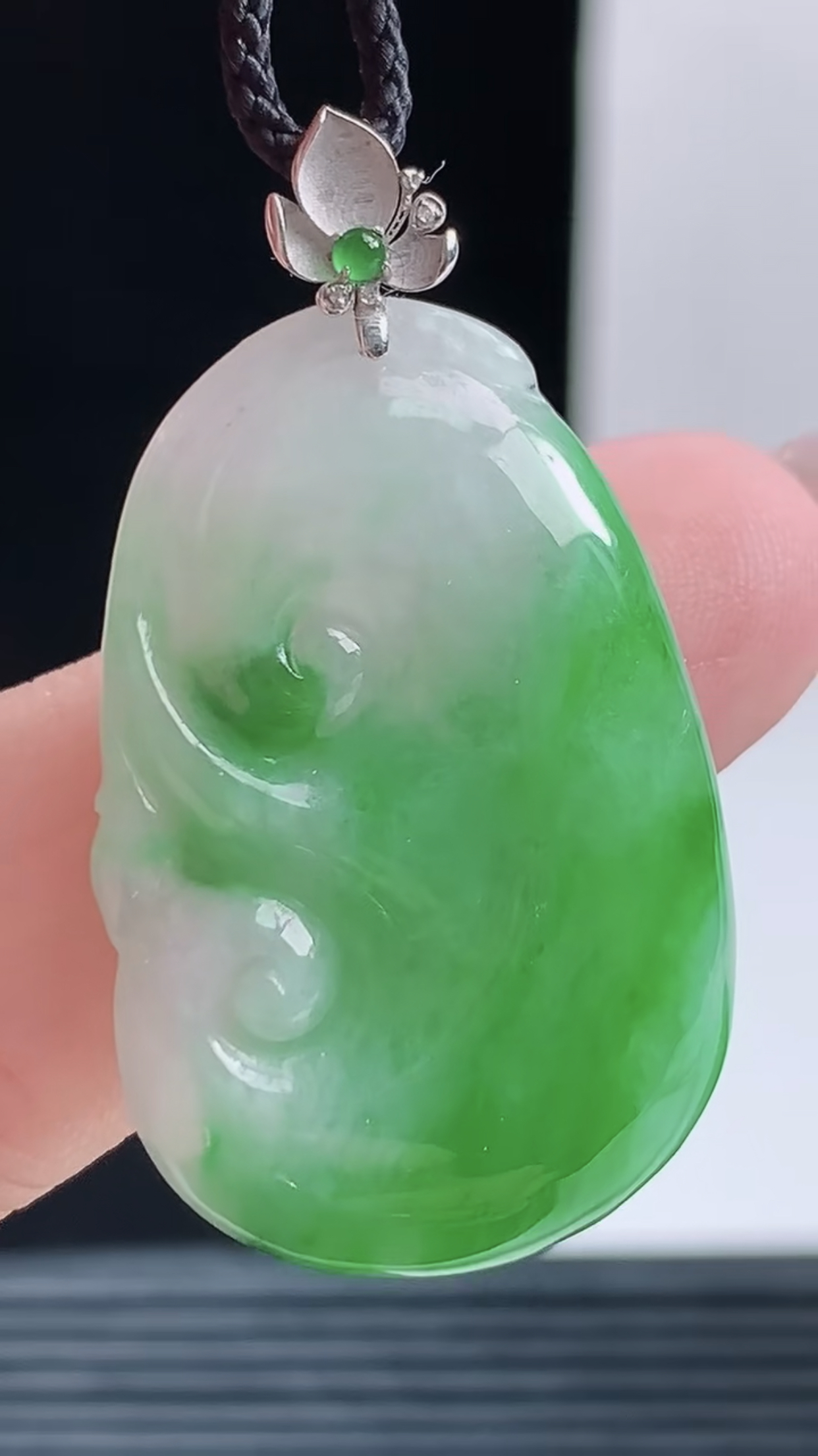 缅甸天然翡翠a货，18K金镶嵌，老坑料起胶冰润飘绿如意吊坠，尺寸30.5-20.5-4.9重量:6.48g #