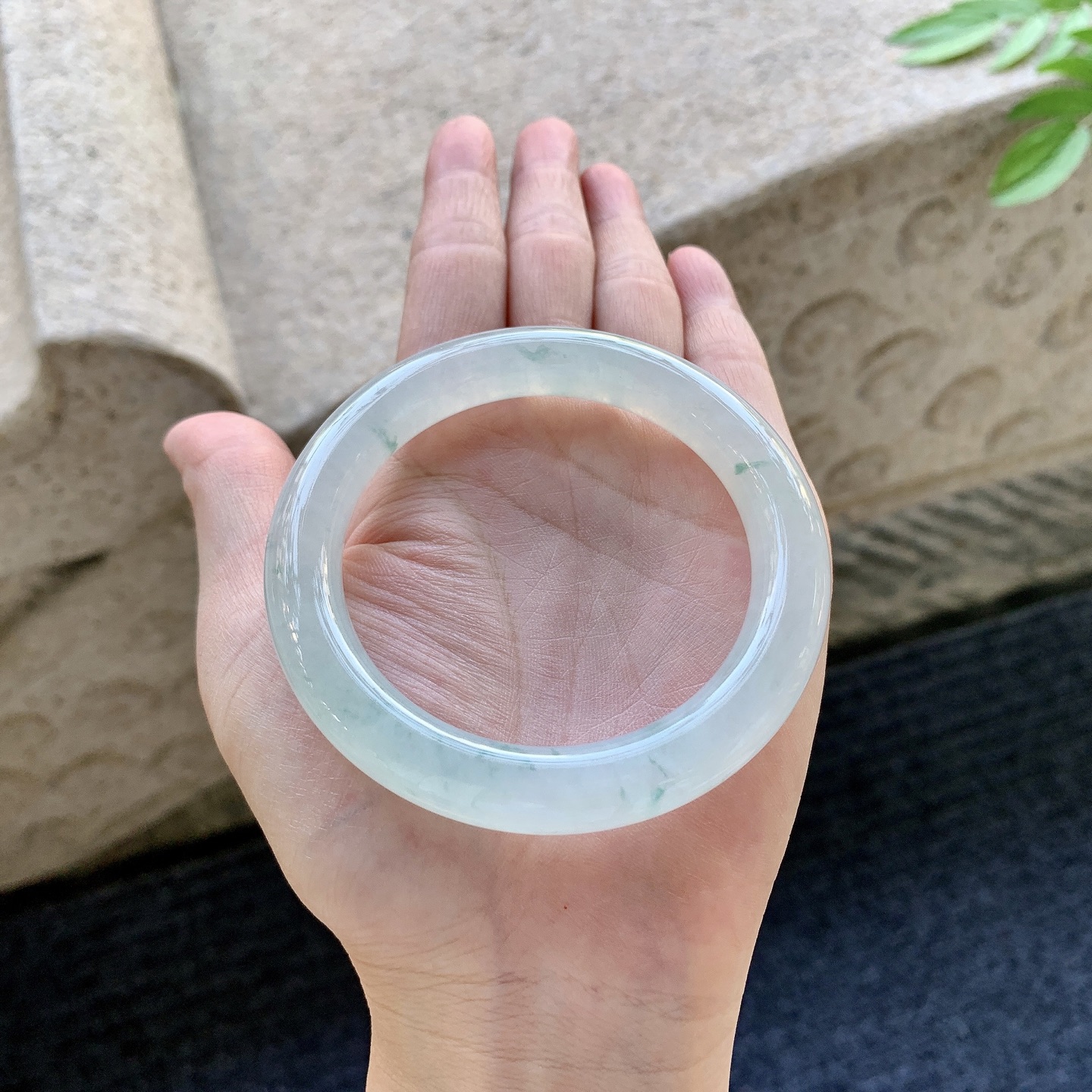 圆条54 55 圈口55.2/10.3/10 编码BA093046 冰糯飘花，水润，种老，细腻，打灯有棉线