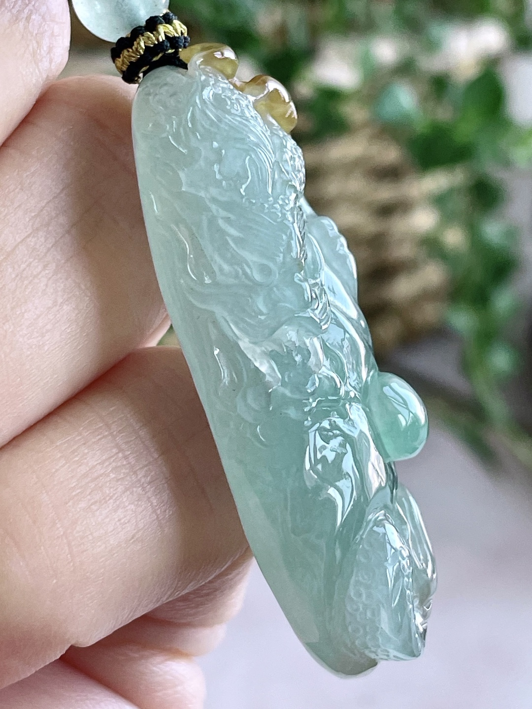 【裸石】冰晴水生肖龙龙牌吊坠 【说明】缅甸 无裂 性比高 飘黄翡 厚装 【尺寸】45.2-20-9.2 【重量】18.4克