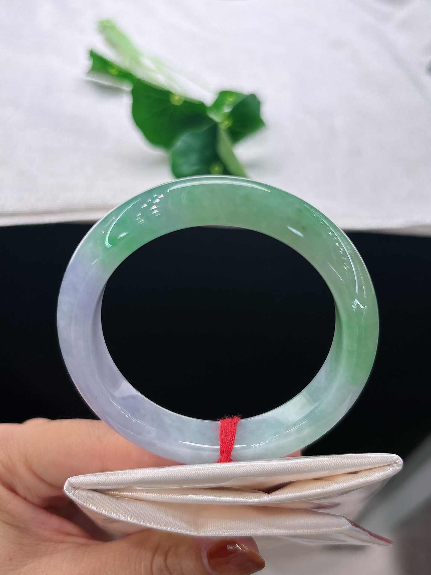 天然翡翠手镯，圈口53.8/11.9/8.6春带彩，紫翠相融，底子细腻莹润，紫雾伴翠色共生，似春日山