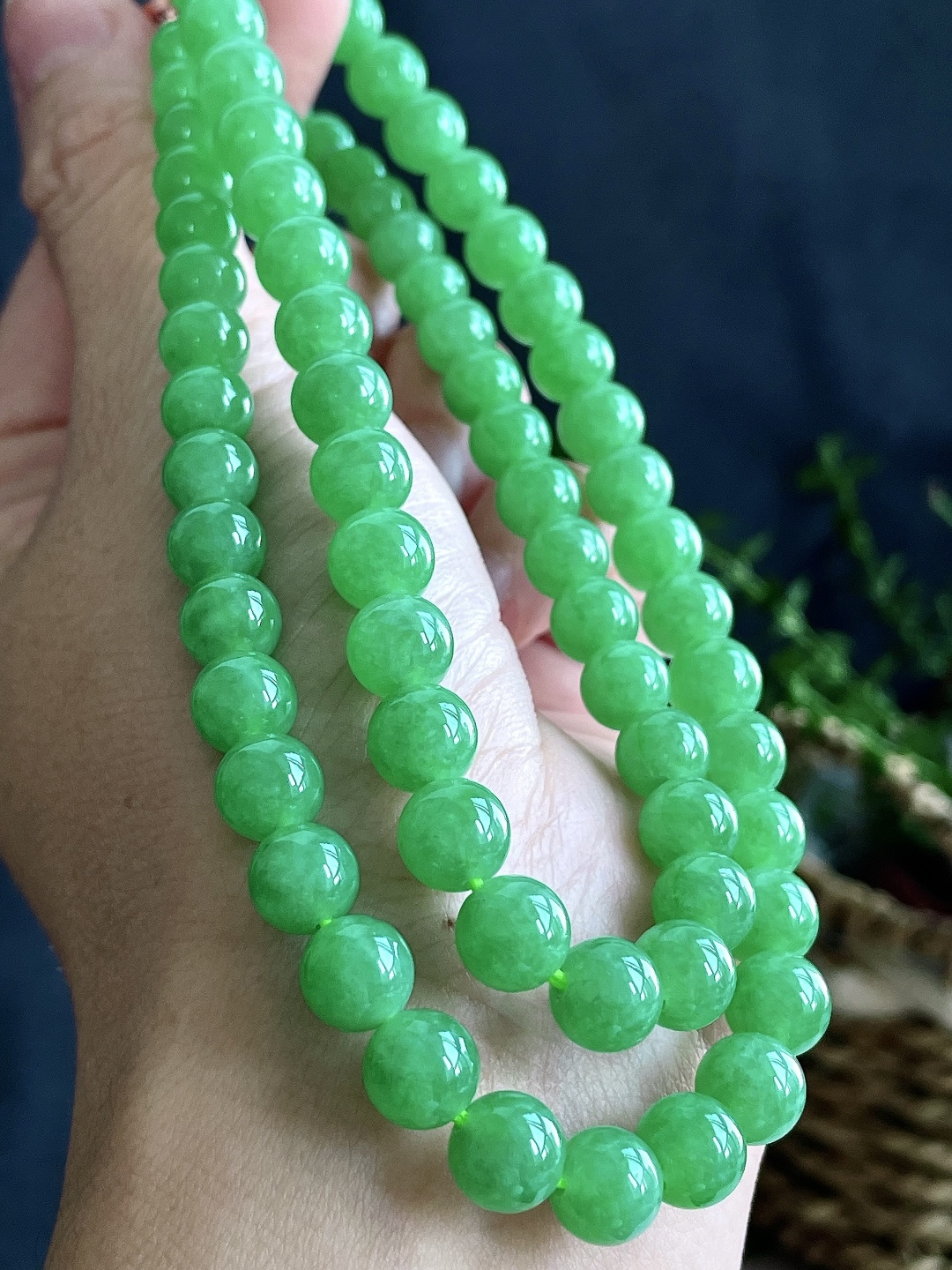 【珠子】阳绿项链圆珠珠子项链 【说明】缅甸 性比高 【尺寸】8mm，30cm 【重量】65.6克