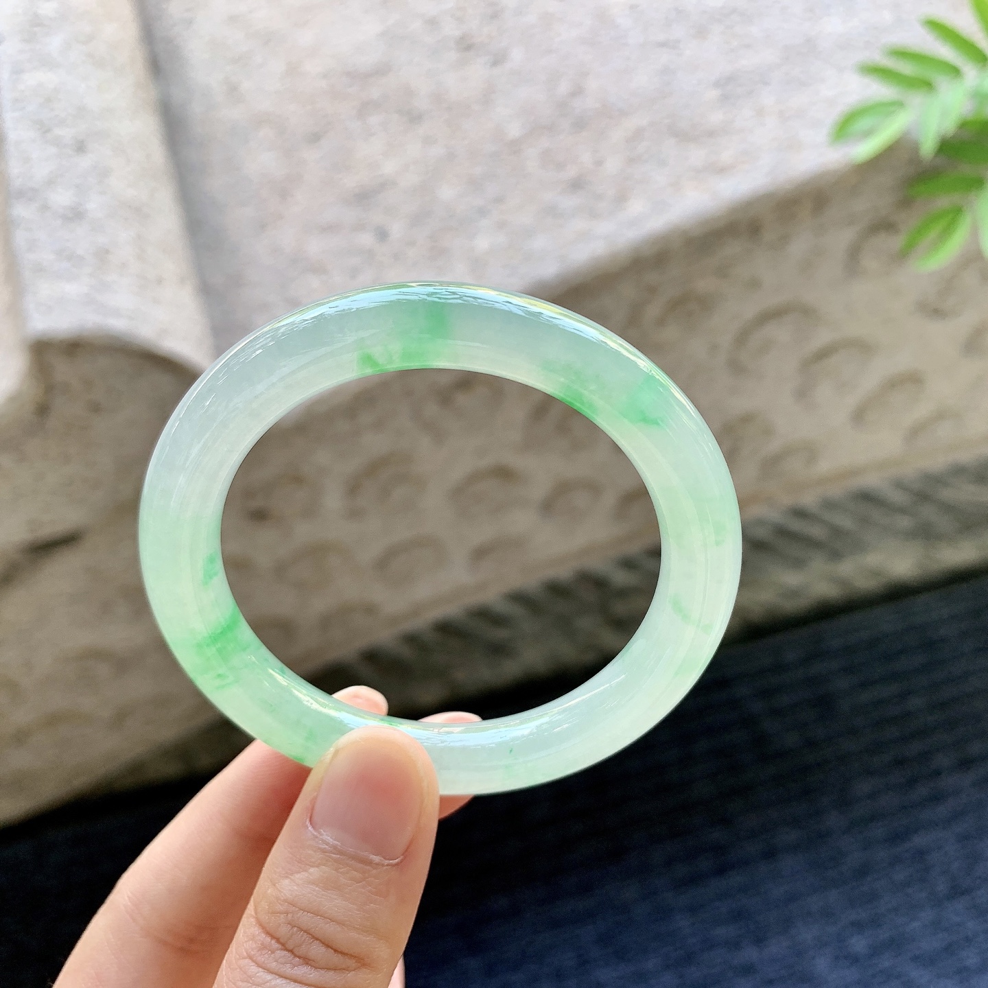 圆条49 50 圈口50.7/8.8/8.4 编码GJ100133 冰糯飘阳绿，水润，种老，细腻，打灯有棉线