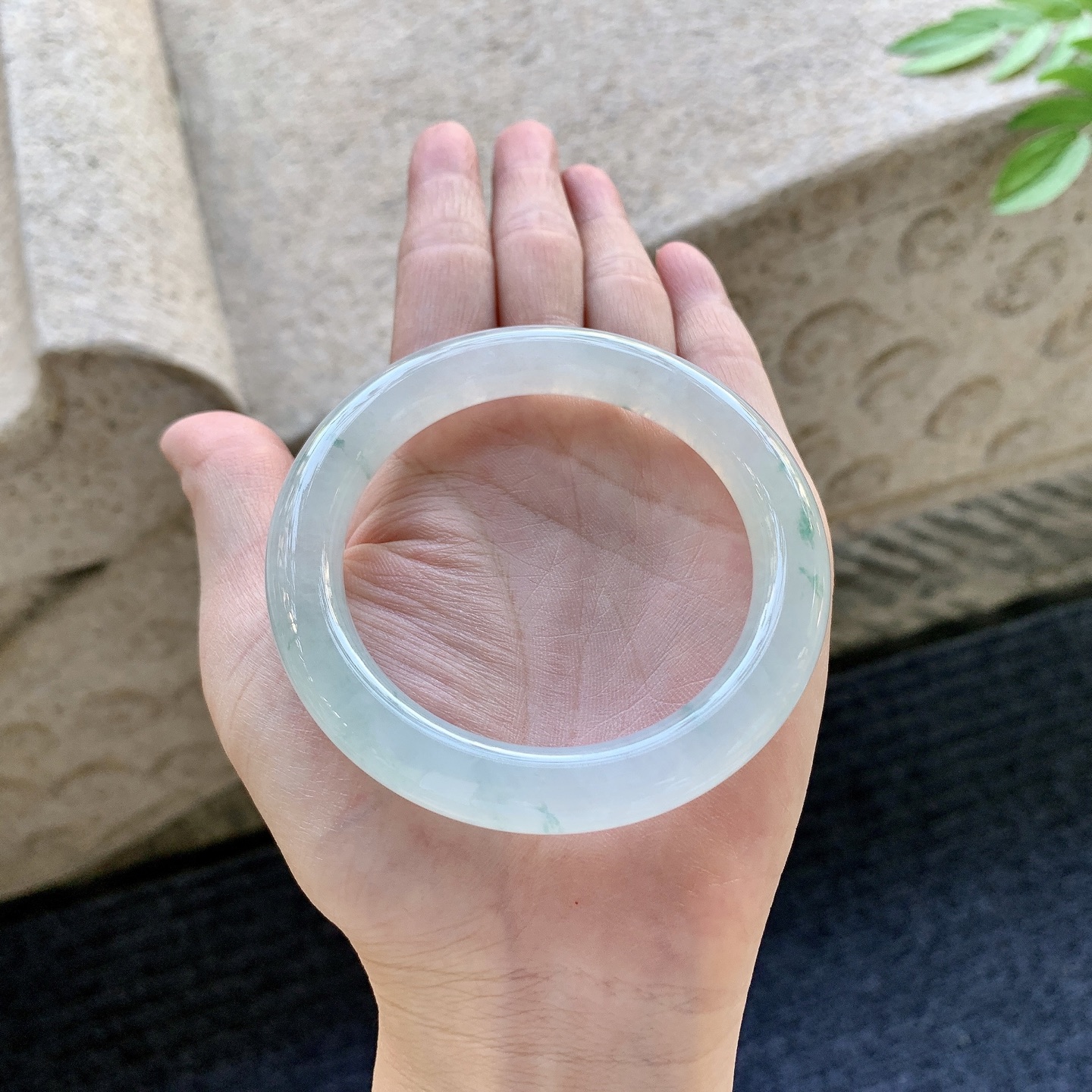 圆条54 55 圈口55.2/10.3/10 编码BA093046 冰糯飘花，水润，种老，细腻，打灯有棉线