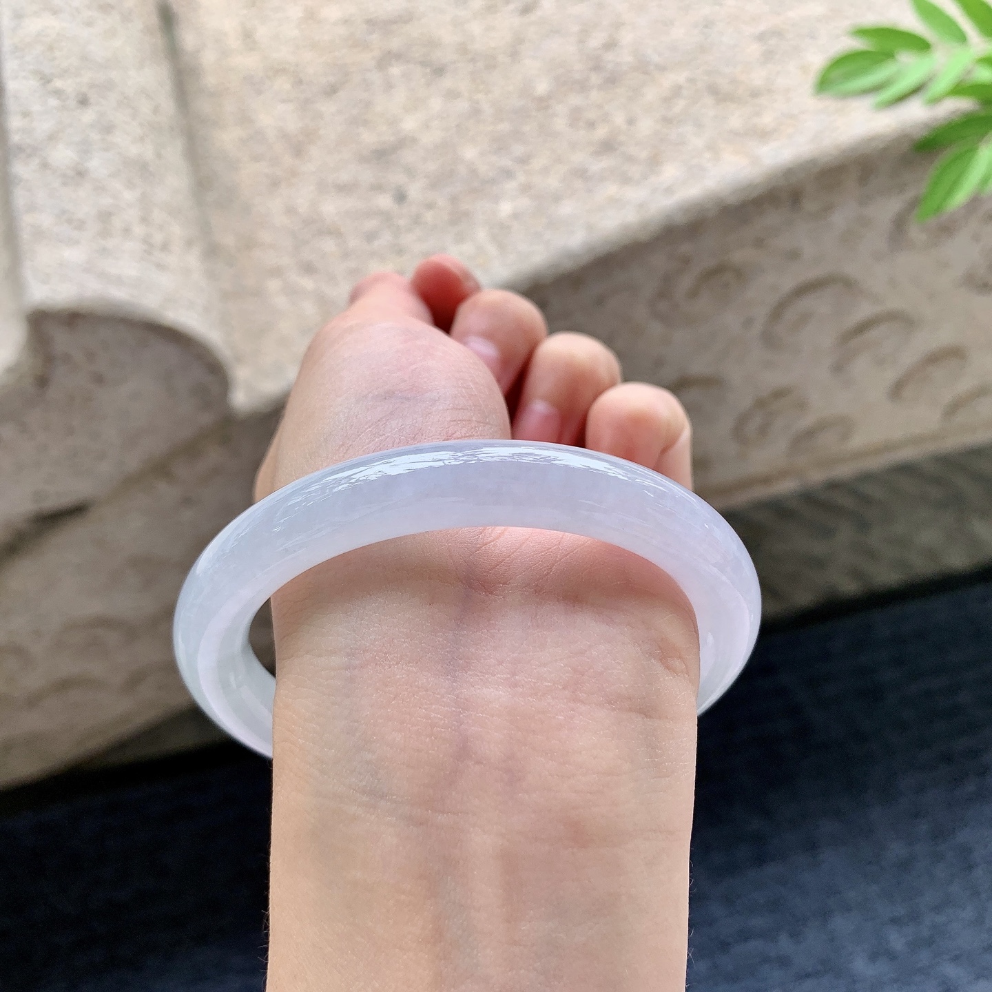 圆条59 60 【圈口】60/10.2/9.4 【编码】AD092440 【描述】细糯，水润，种老，细腻，打灯有絮线