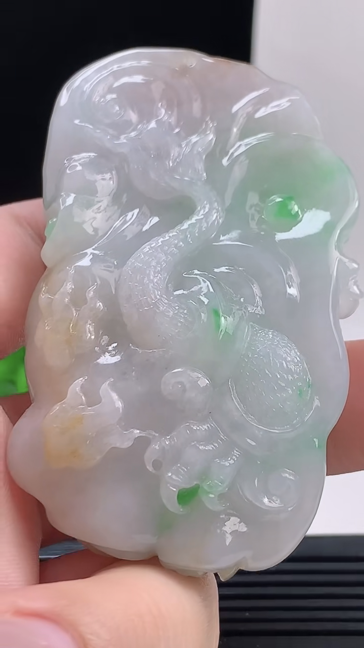 缅甸天然翡翠a货，老坑料起胶冰润双彩黄加绿霸气龙牌吊坠，尺寸70.5-41-23.9重量:94.35g  #