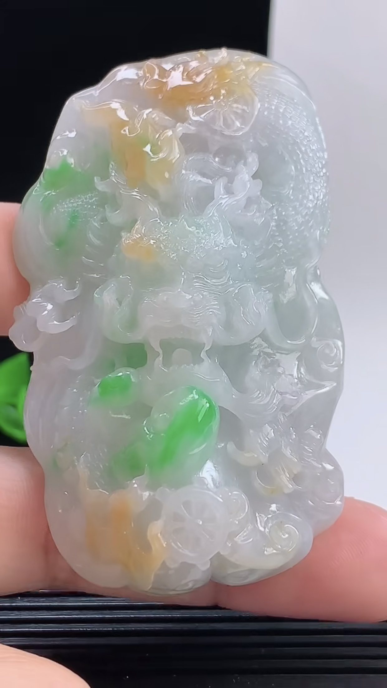 缅甸天然翡翠a货，老坑料起胶冰润双彩黄加绿霸气龙牌吊坠，尺寸70.5-41-23.9重量:94.35