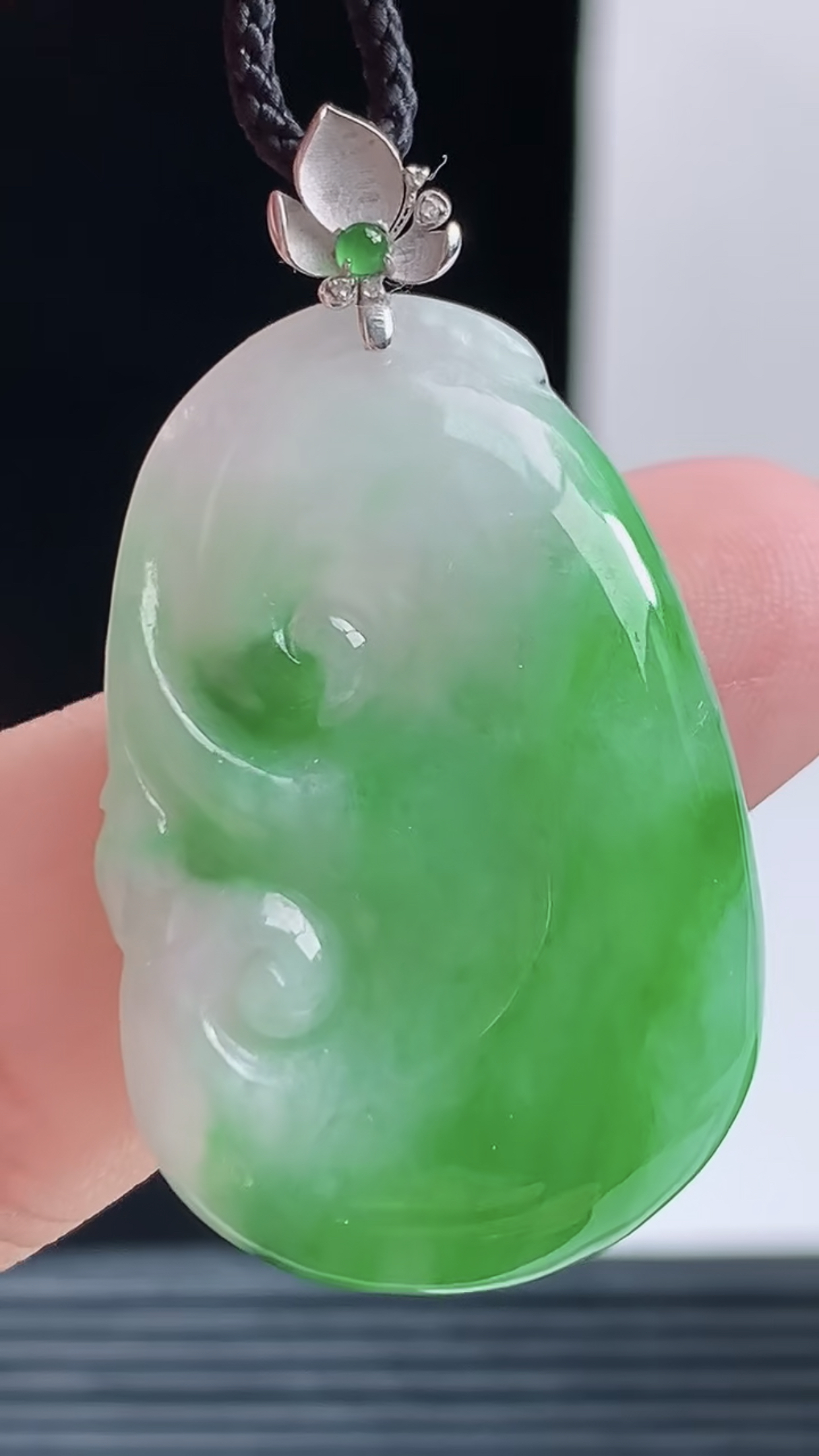 缅甸天然翡翠a货，18K金镶嵌，老坑料起胶冰润飘绿如意吊坠，尺寸30.5-20.5-4.9重量:6.48g #