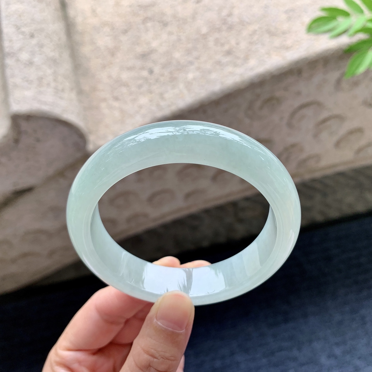 正圈56 57 圈口57.7/15/8.4 编码AD092438 糯冰底色，水润，种老，细腻，无裂