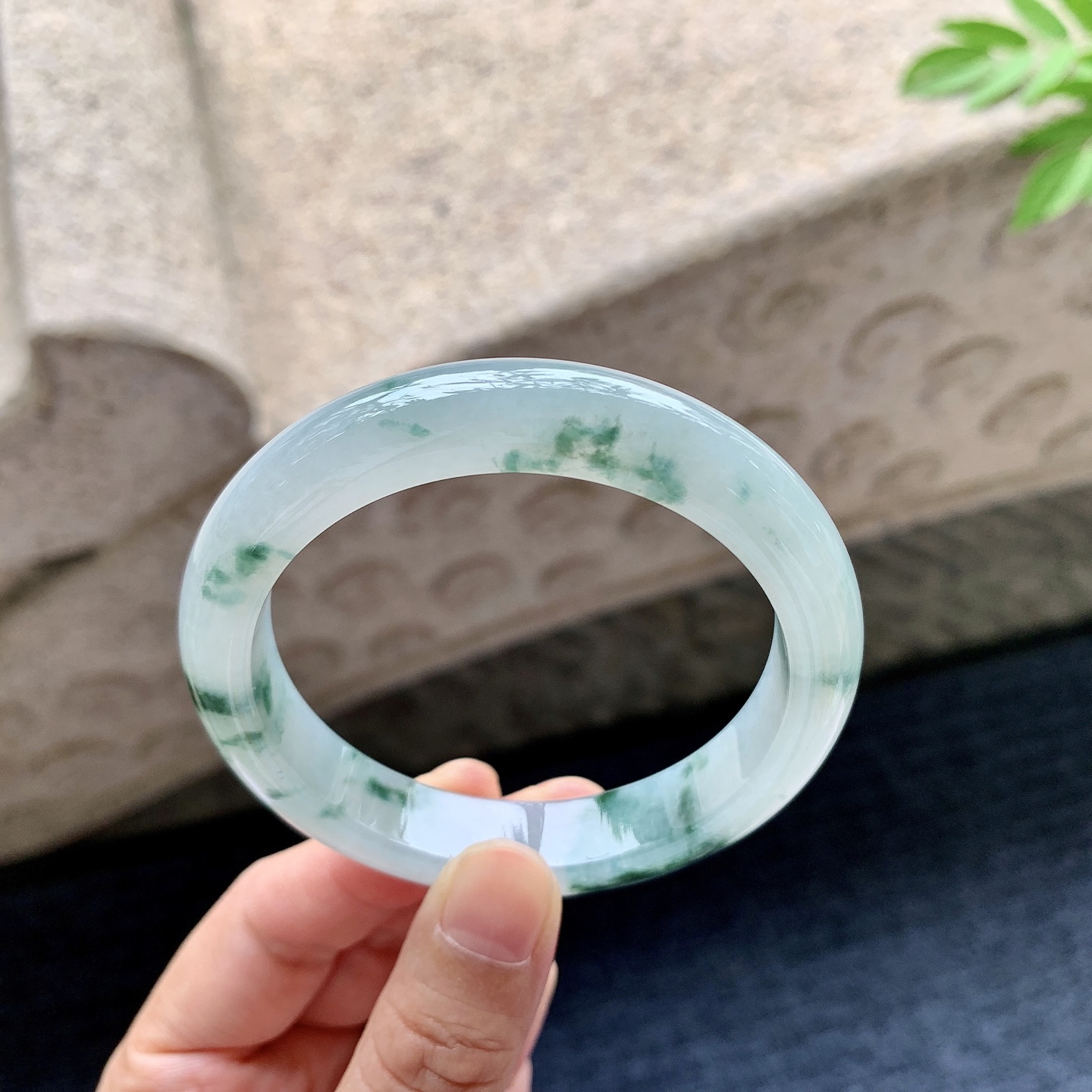 正圈53 54 圈口54.7/11.4/8.1 编码FH092442 糯冰飘花，水润，种老，细腻，无裂