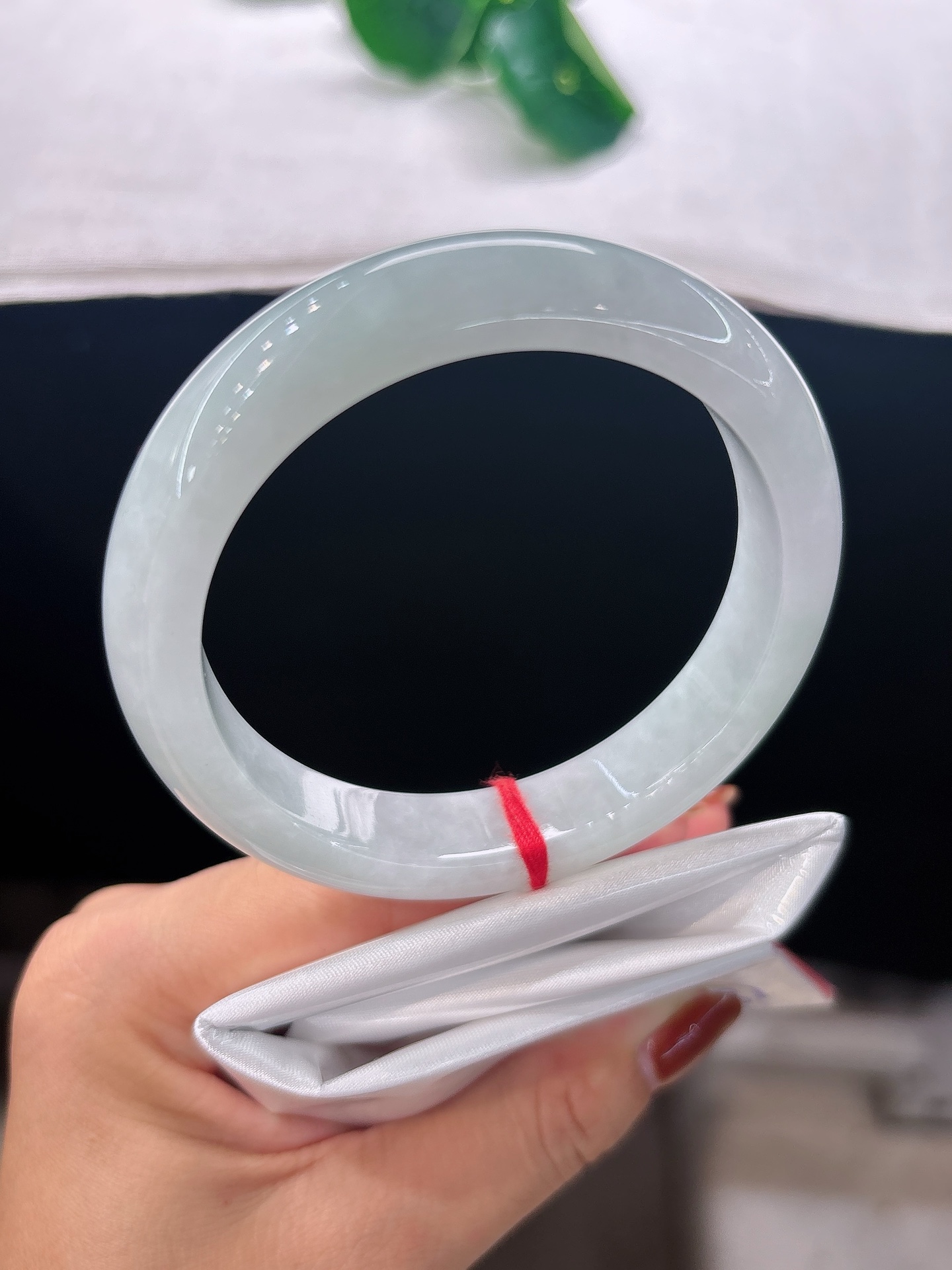 天然翡翠手镯，圈口57.6/12.6/8.5冰润晴水，清透素雅，似山间一汪清泉，恬淡静谧，无裂