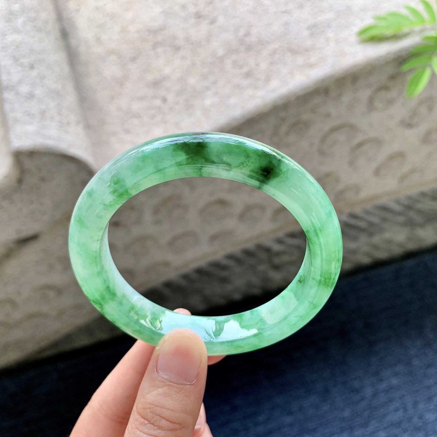 正圈55 56 圈口56.7/11.6/9.2 编码WW092541 冰糯辣绿，水润，种老，细腻，打灯有晶体