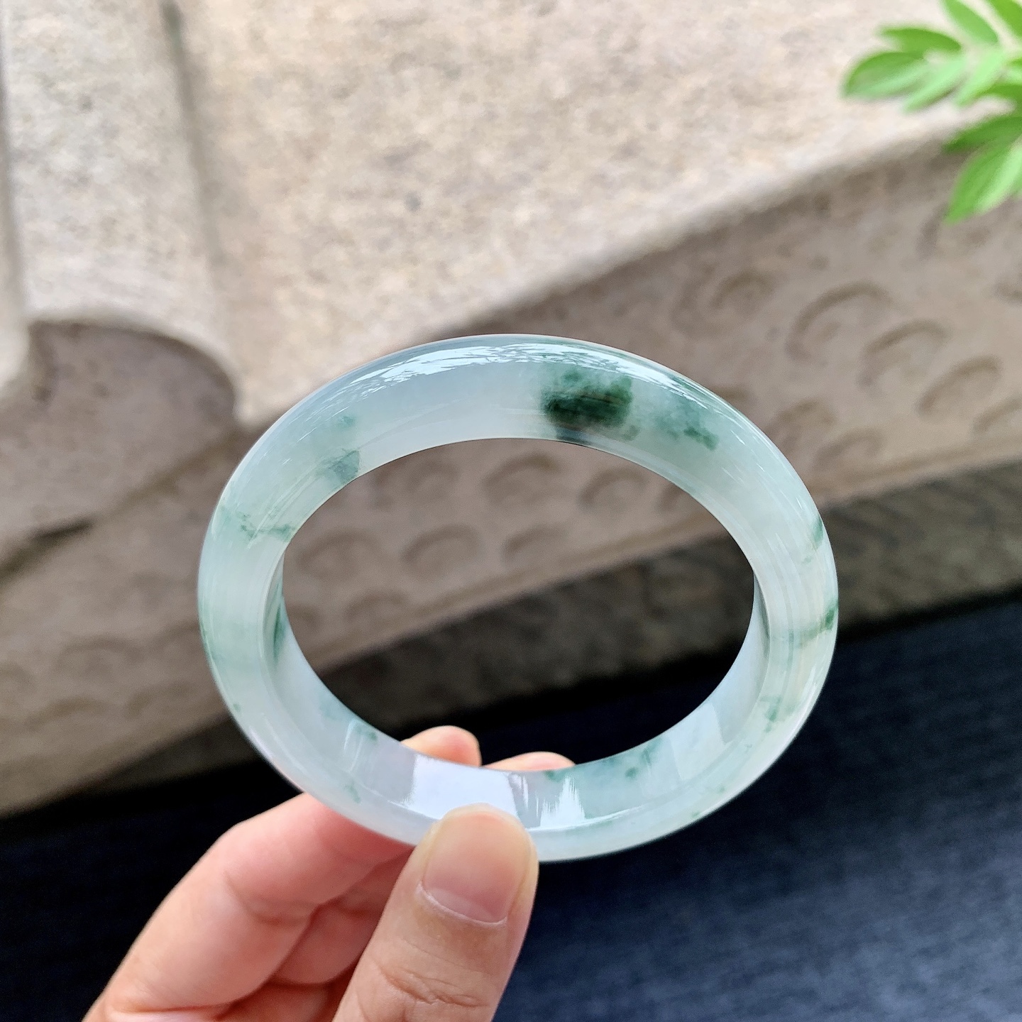 正圈53 54 圈口54.7/11.4/8.1 编码FH092442 糯冰飘花，水润，种老，细腻，无裂