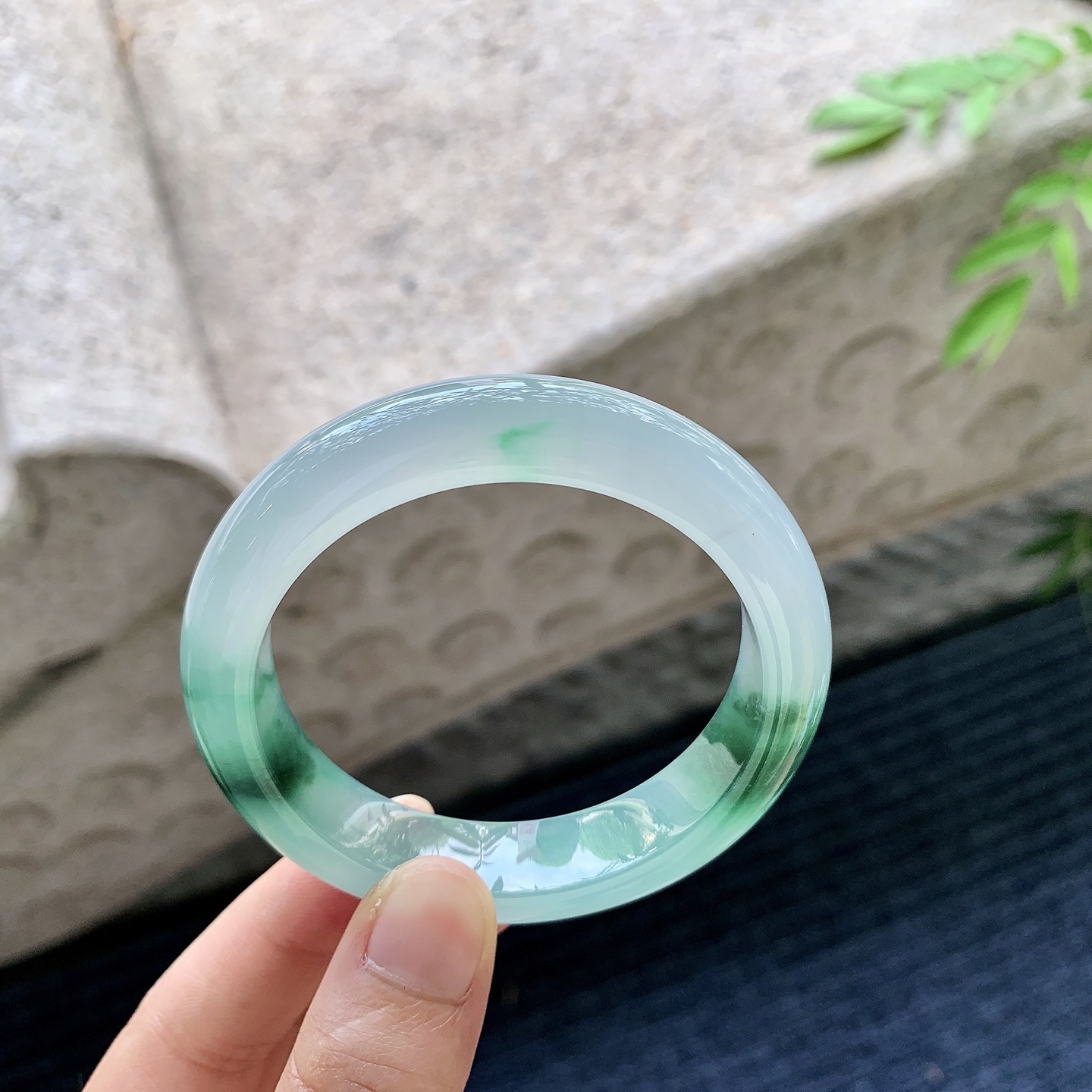正圈51 52 圈口52.4/12.1/8.6 编码WW082981 冰飘绿，清透，水润，种老，细腻，打灯有棉线
