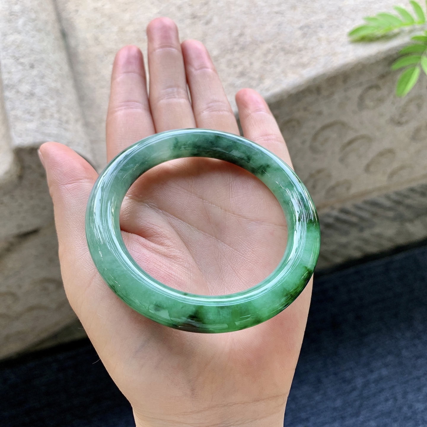 圆条53 54 圈口54.2/10/10 编码W6092522 冰糯辣绿，水润，种老，细腻，打灯有纹线