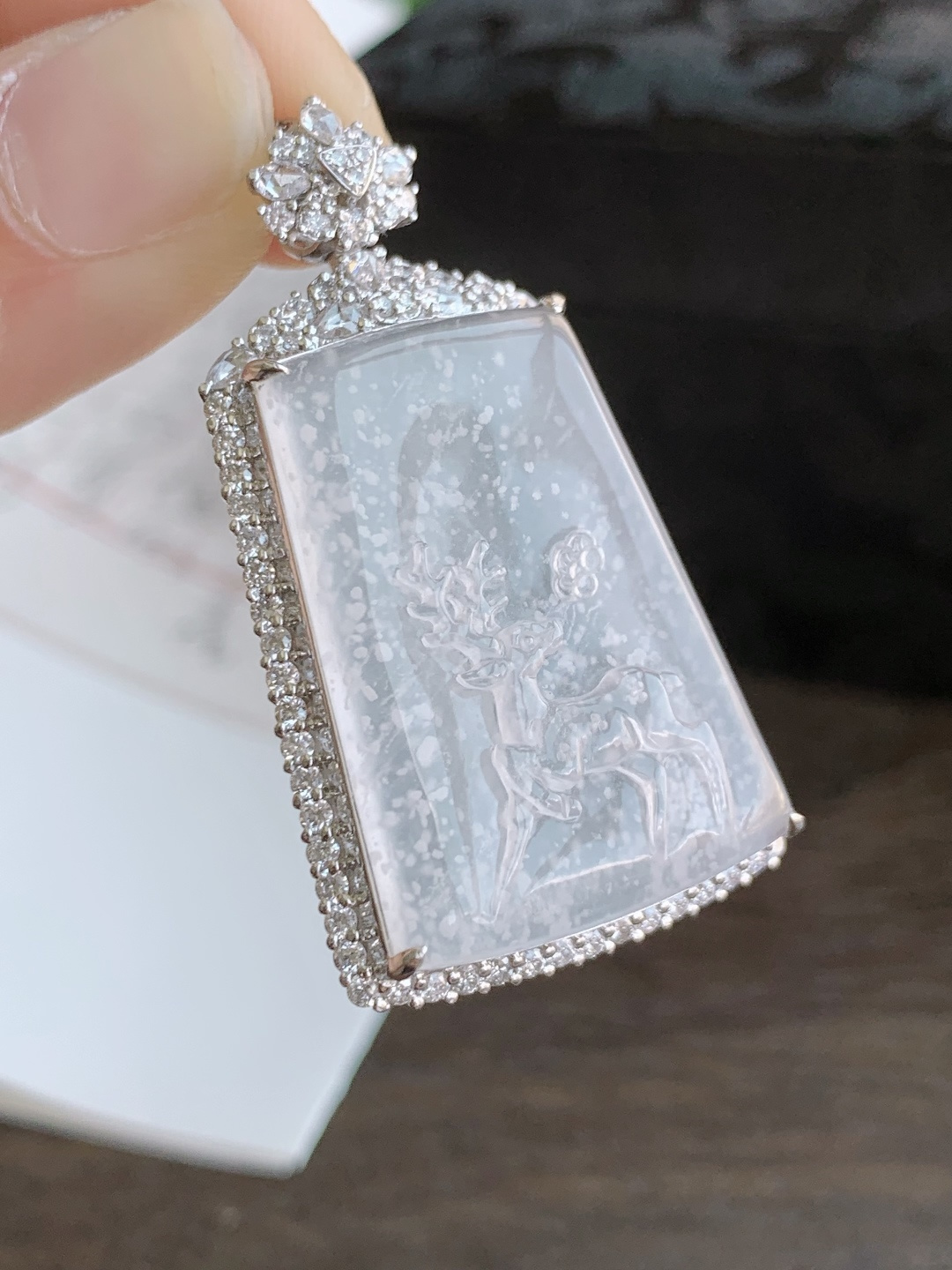 【镶嵌】白冰雪花棉鹿牌一路有你吊坠 【说明】缅甸 18k金镶嵌 无裂 性比高 一刀切 【整体】43.8-24.7-9.6 【裸石】29.2-21.3-4.8 【重量】11.4克