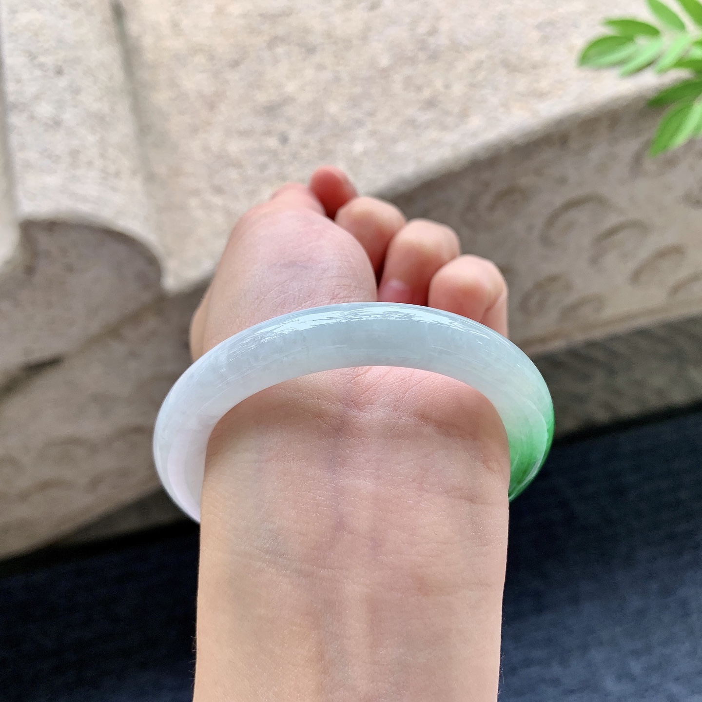 圆条52 53 圈口53/9.5/9.2 编码WW092441 飘辣绿，水润，种老，细腻，打灯有纹线