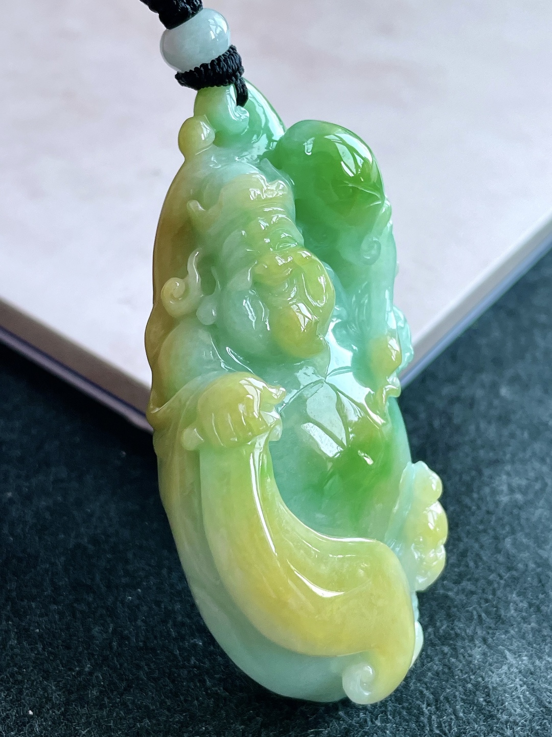 【裸石】冰黄加绿财神爷牌吊坠 【说明】缅甸 无裂 性比高 超厚手把件 【尺寸】70-39.5-17.2 【重量】81.9克