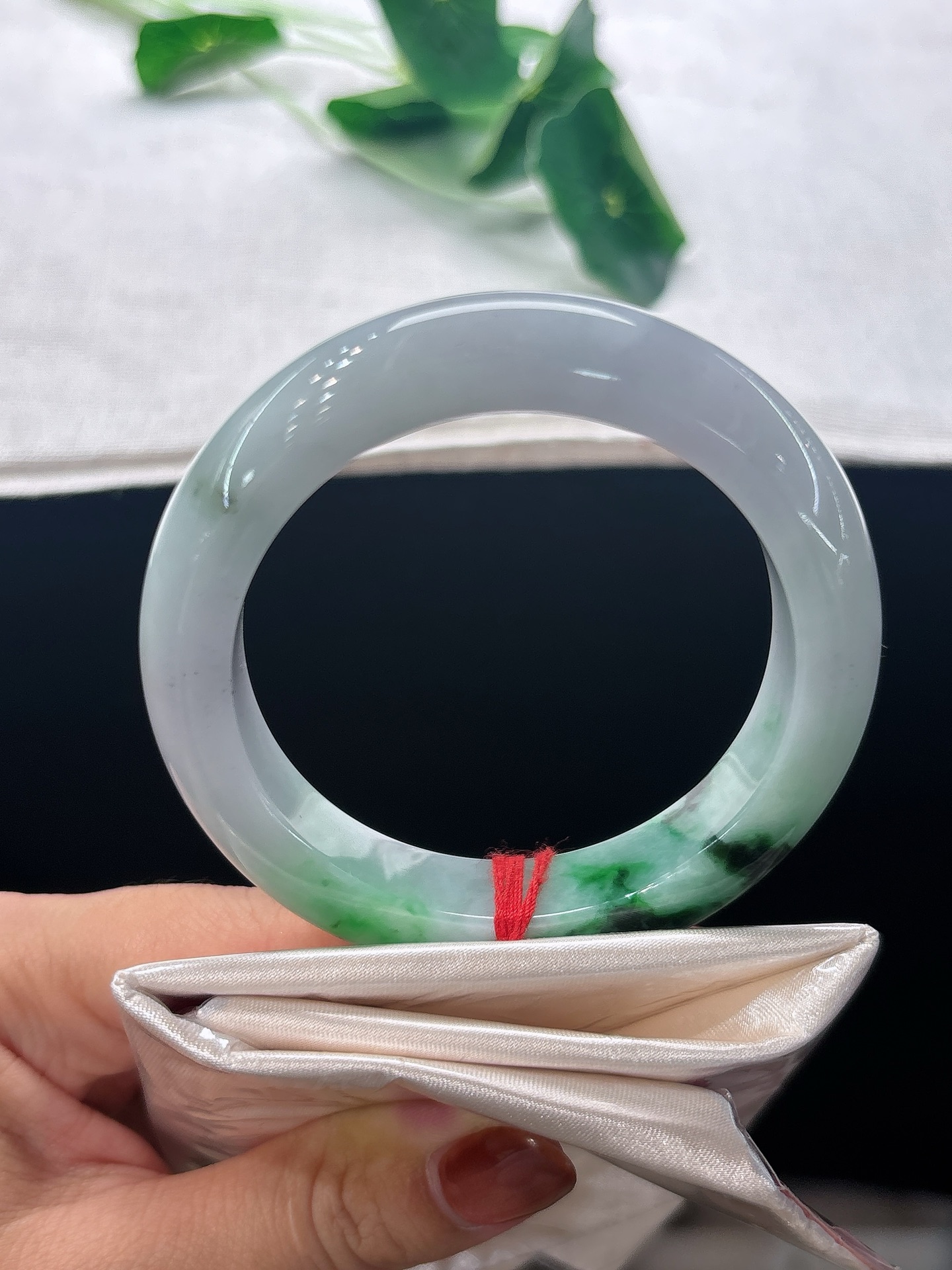 天然翡翠手镯，圈口53.6/12/10冰飘绿花，翠色如烟晕染，温润雅致