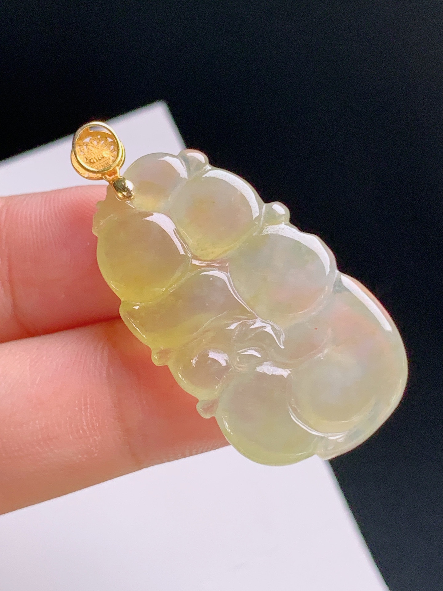 ️ 黄翡灵猴吊坠，冰润透亮，雕工精致，色泽温润 裸石33.9-19.5-4.9 整体39.8 19