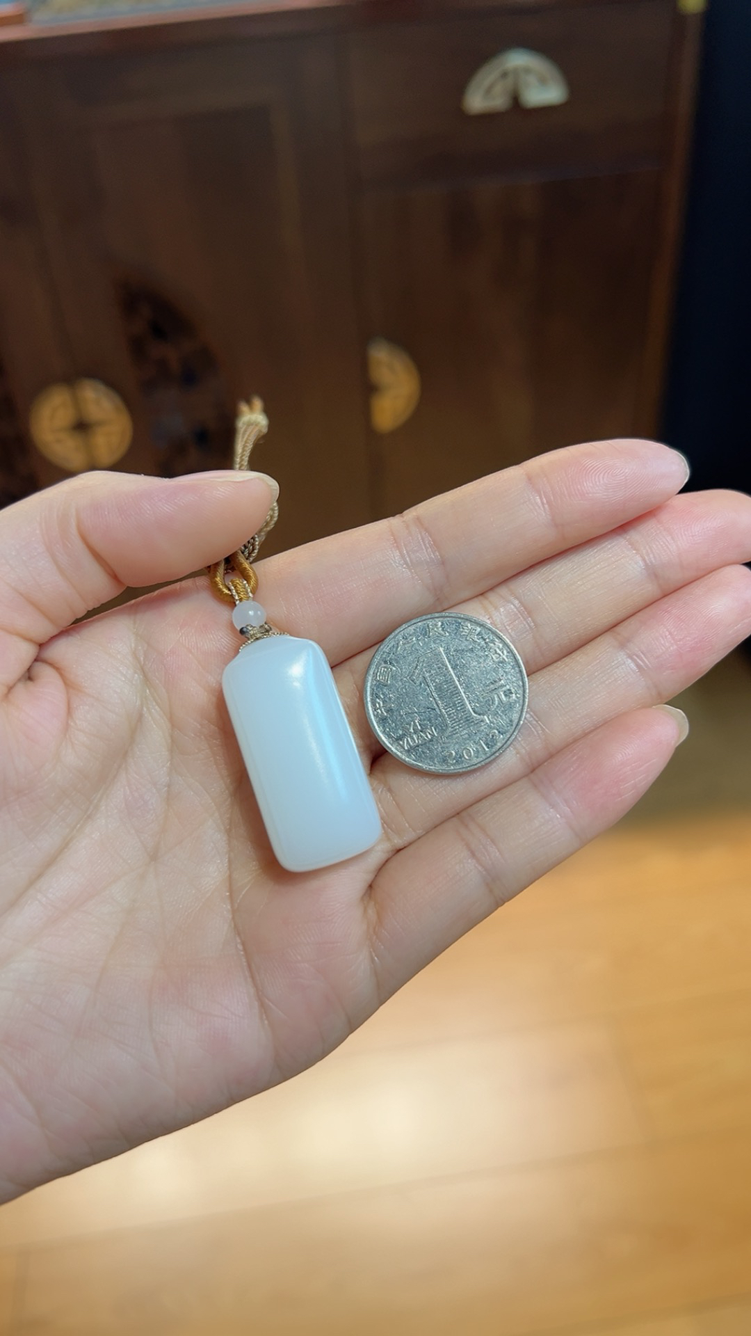 小精品｜白玉｜平安无事牌
一级白细 牌型雅致 推荐女士哦

重17.4克 尺寸34*16*12.7m mzade