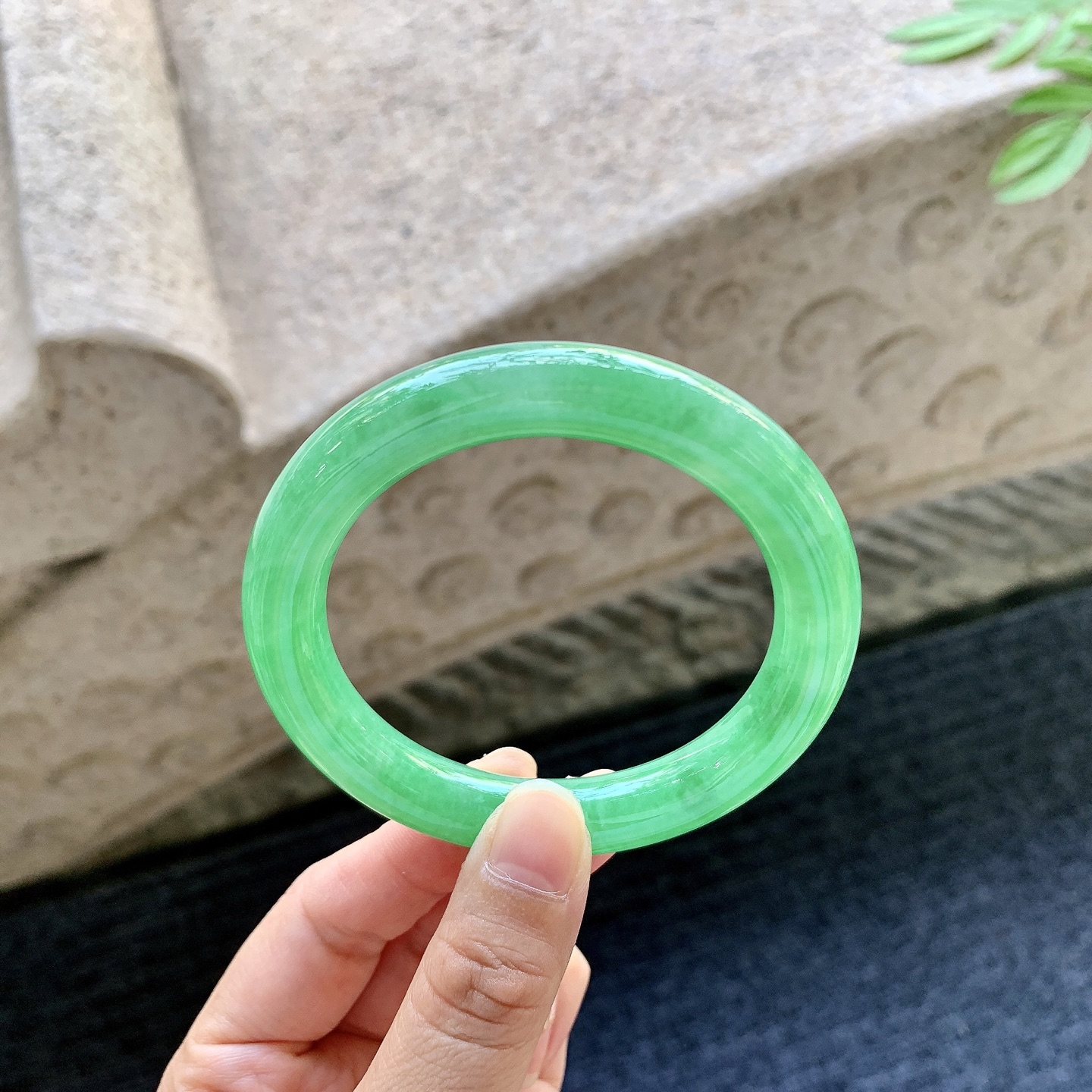 圆条55 56 圈口55.3/10.6/9.6 编码H3092483 糯冰满绿，色匀，水润，种老，细腻，无裂