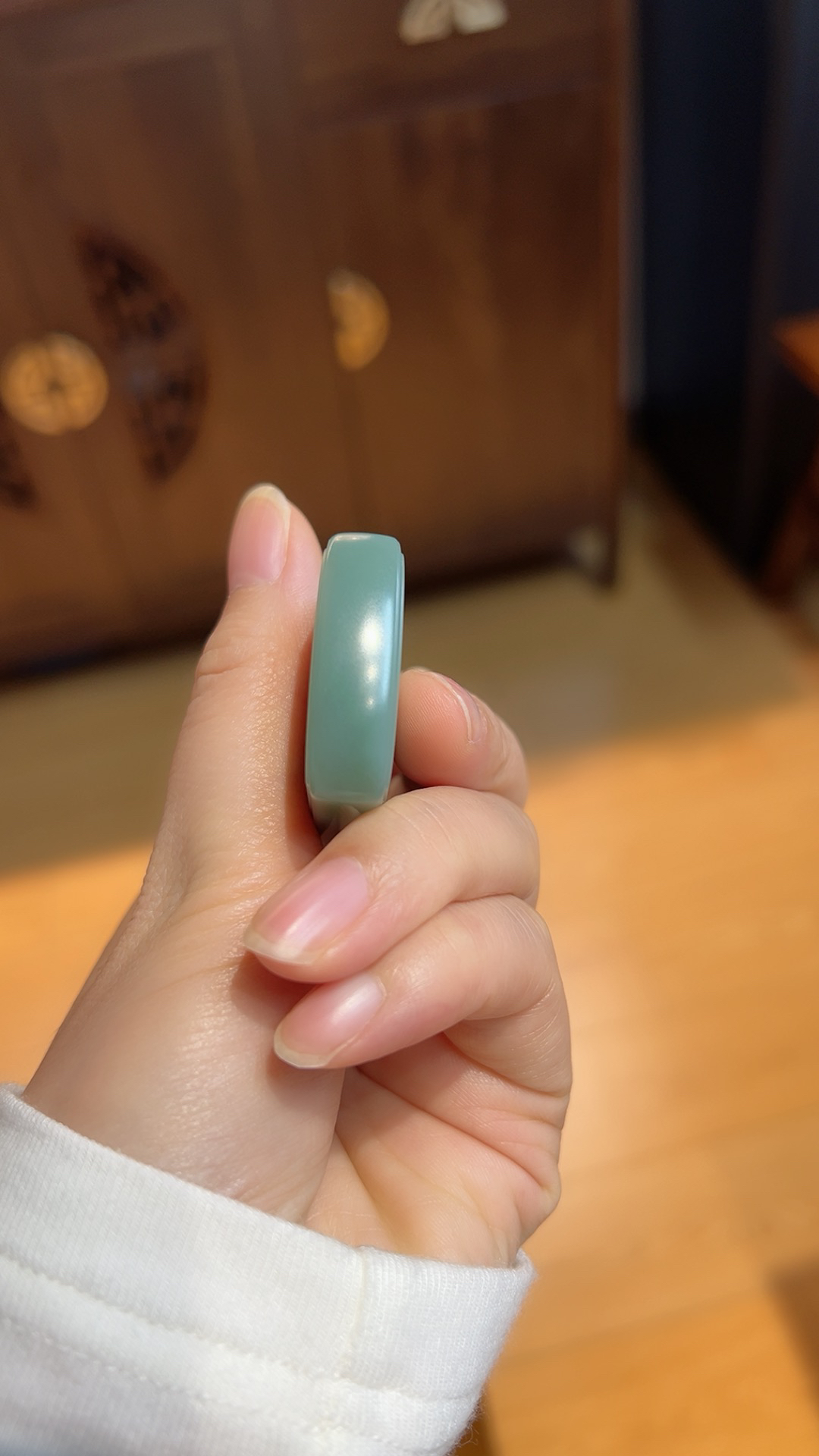 碧玉｜粉青平安无事牌
玉质细腻油润 过灯品质 值得拥有

重44.2克 尺寸55*31.8*10mm