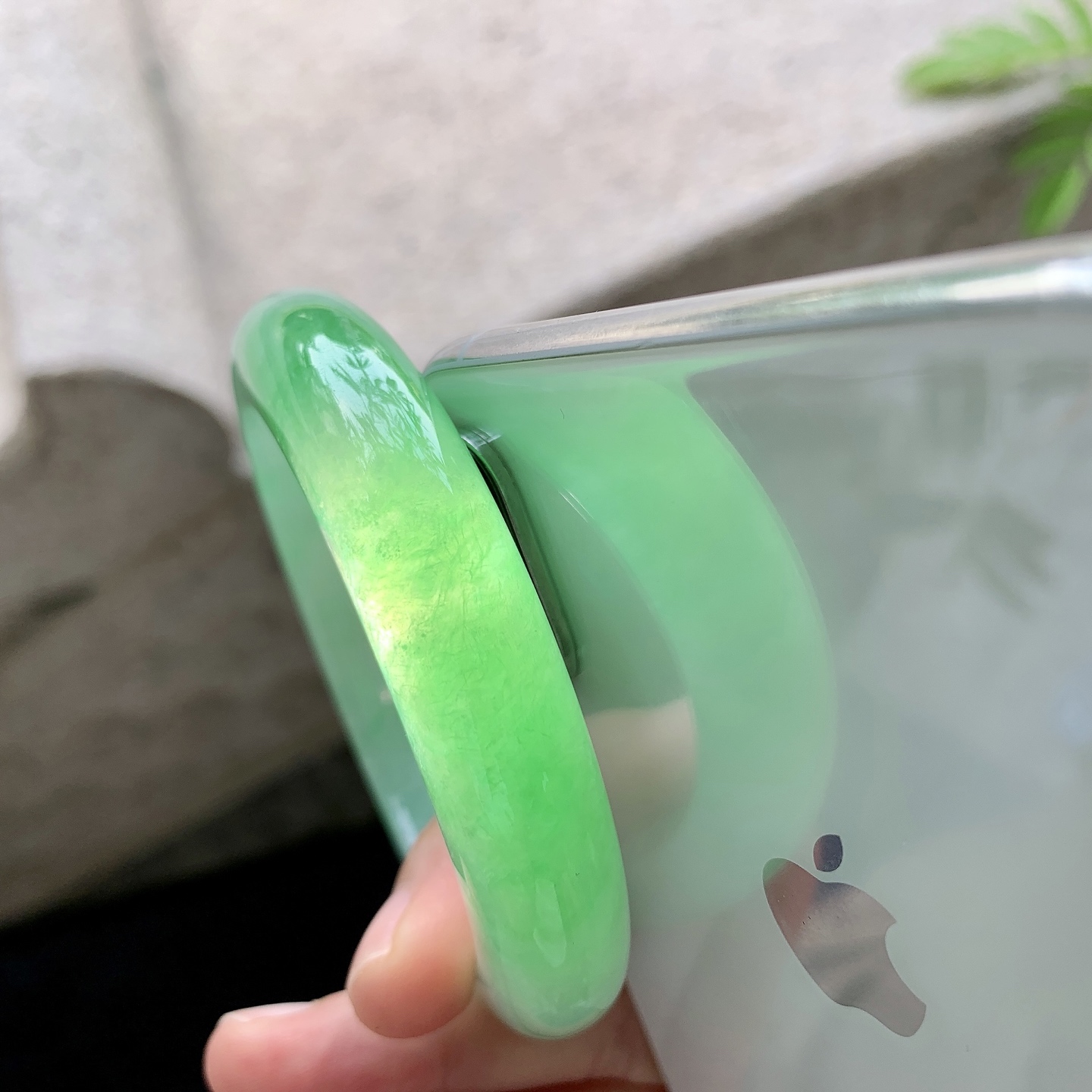 正圈55 56 圈口55.8/12.6/9.5 编码GJ092529 糯冰飘阳绿，水润，种老，细腻，打灯有絮线