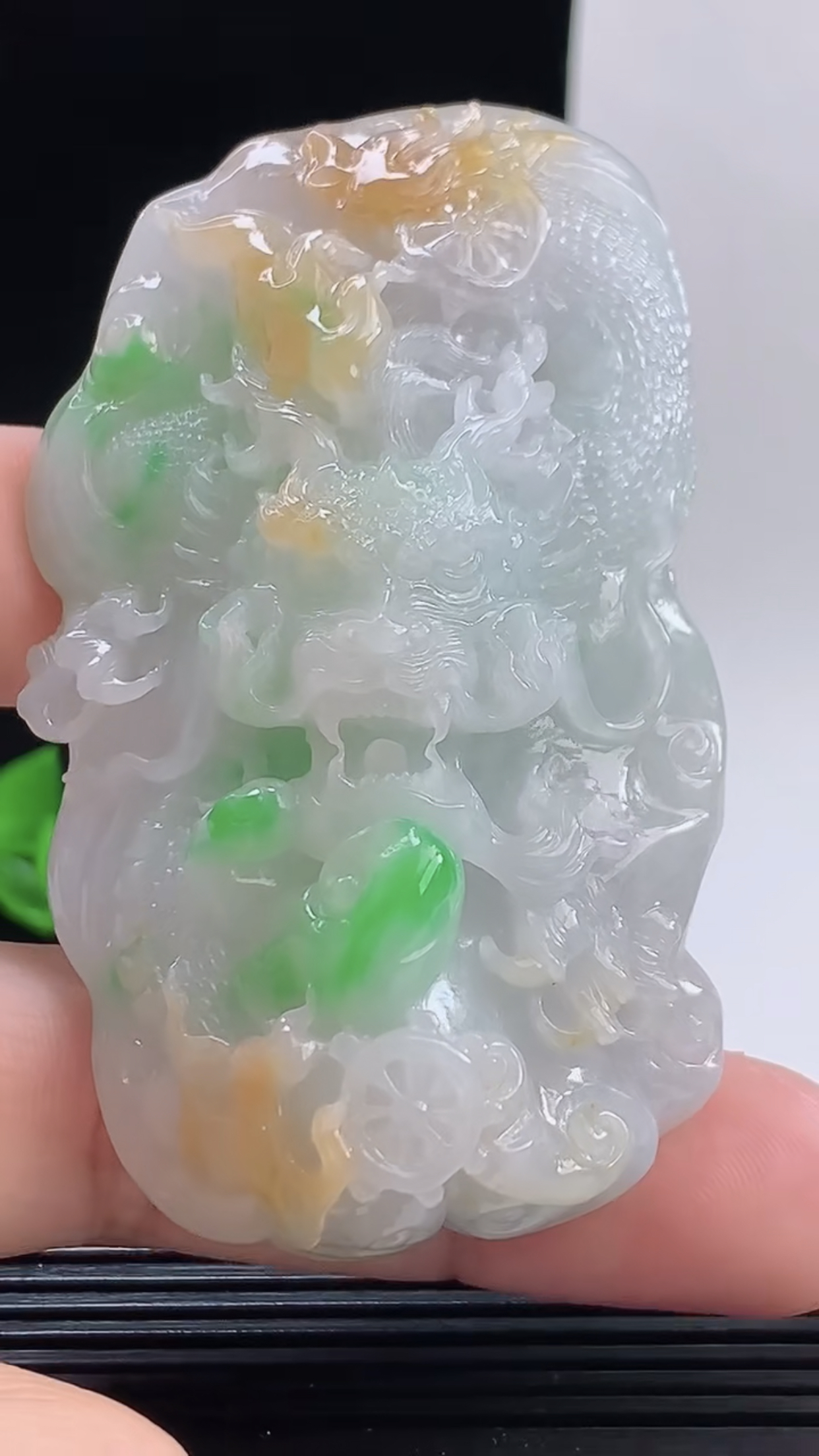 缅甸天然翡翠a货，老坑料起胶冰润双彩黄加绿霸气龙牌吊坠，尺寸70.5-41-23.9重量:94.35g  #