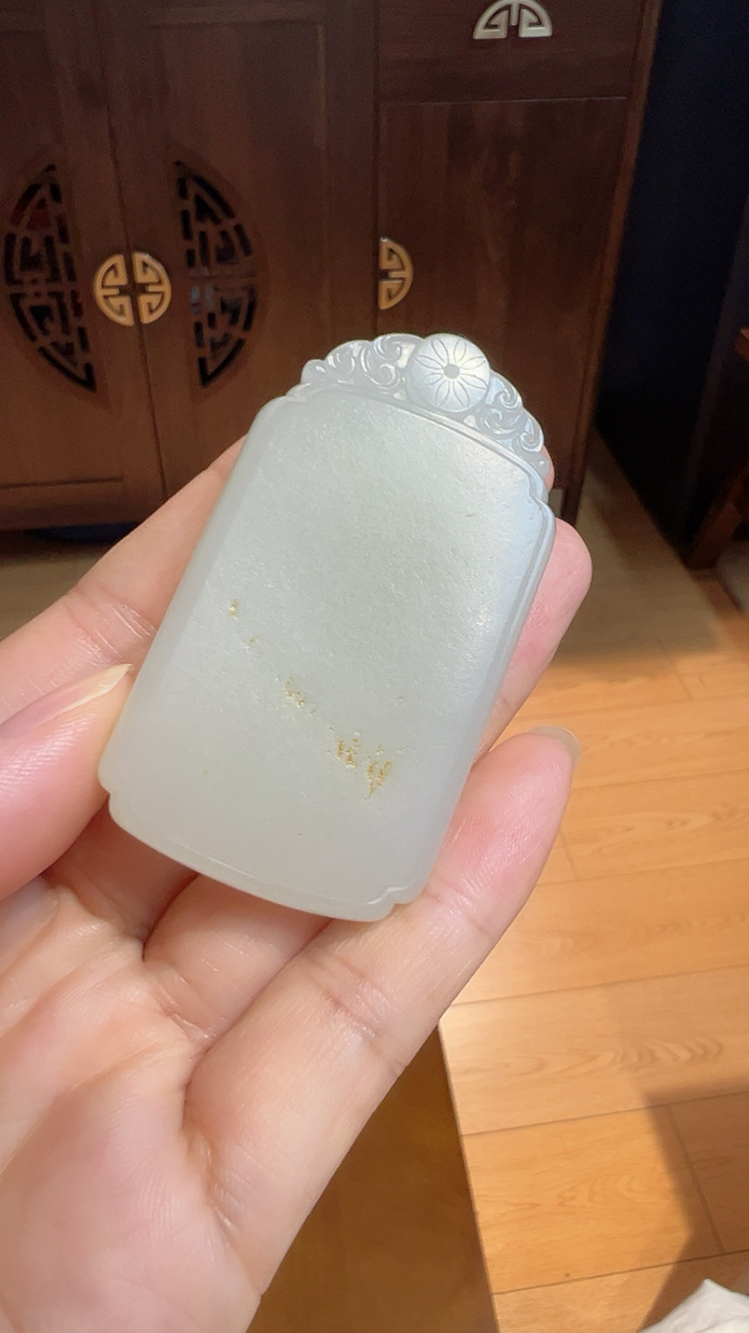 籽料｜满皮｜平安无事牌
暖白一级 料子老熟 细度过眼

重49.5克 尺寸60*33.5*11.7m