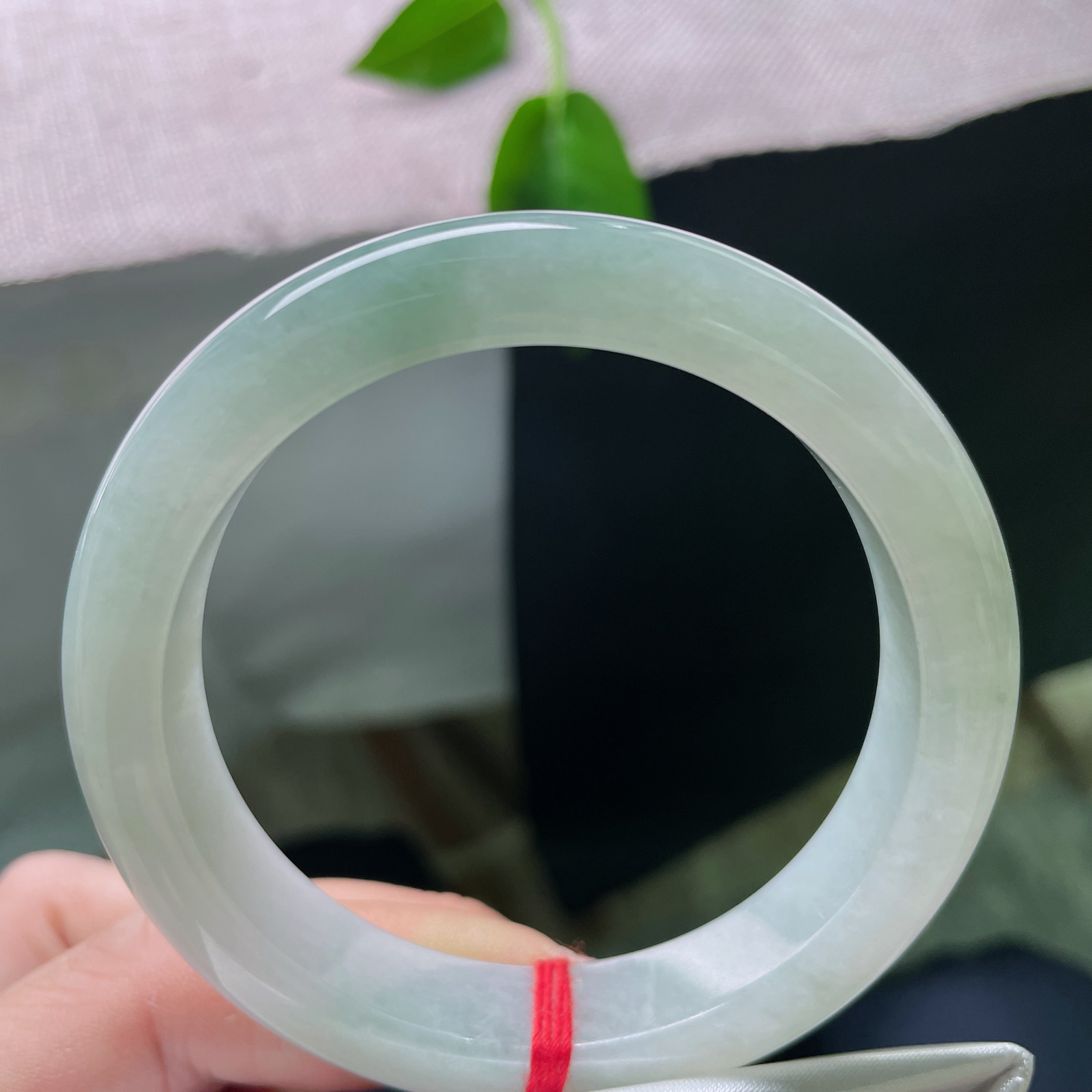 特惠活动，54.8/12.8/8.2绿底正圈，料子细腻，清爽，佩戴优雅，百搭，无裂，ss58103a