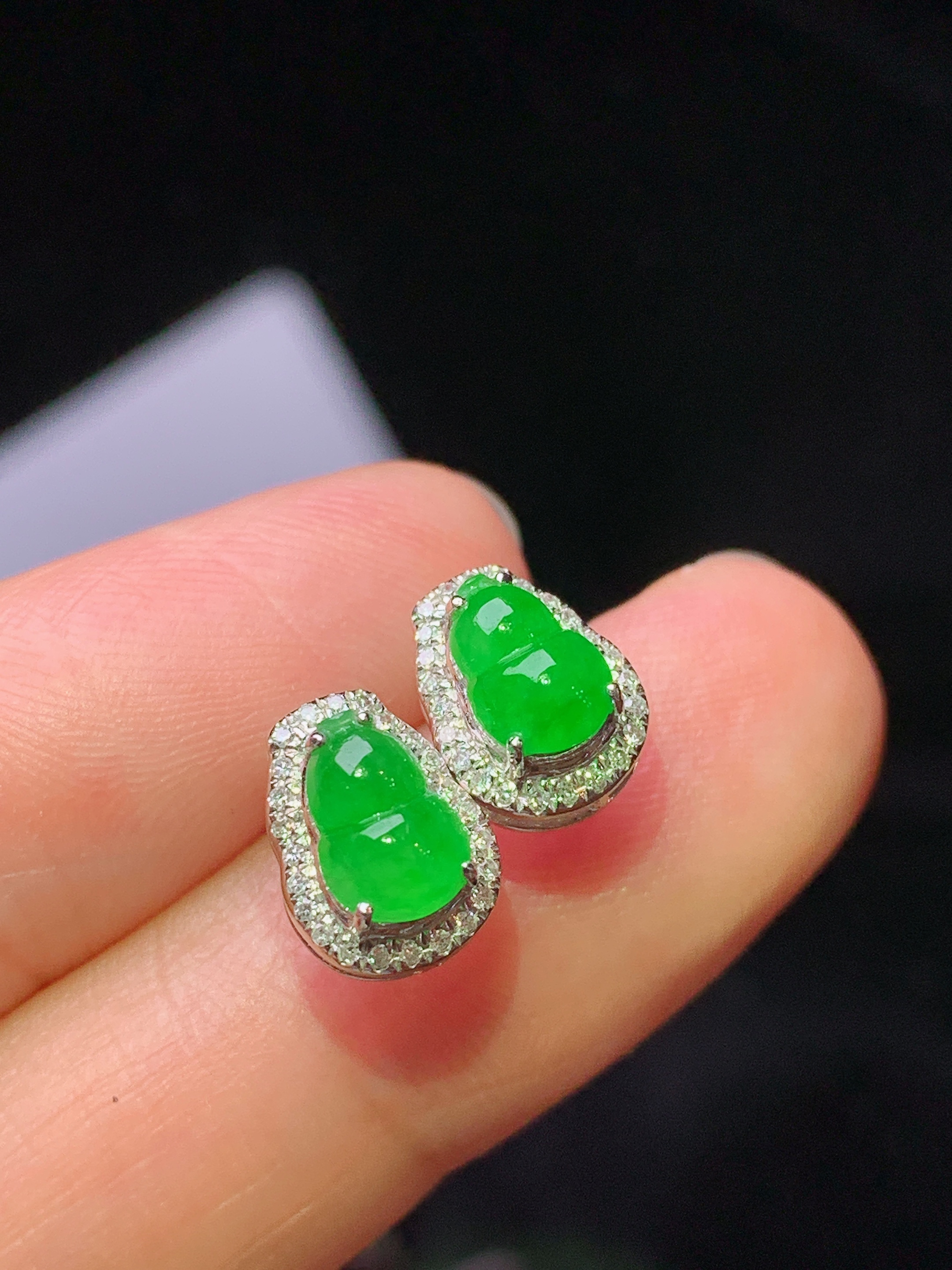 18k金钻镶嵌冰阳绿葫芦耳钉 玉质细腻 色泽艳丽清新 水润亮眼 整体尺寸9.2*7*5.5 f1