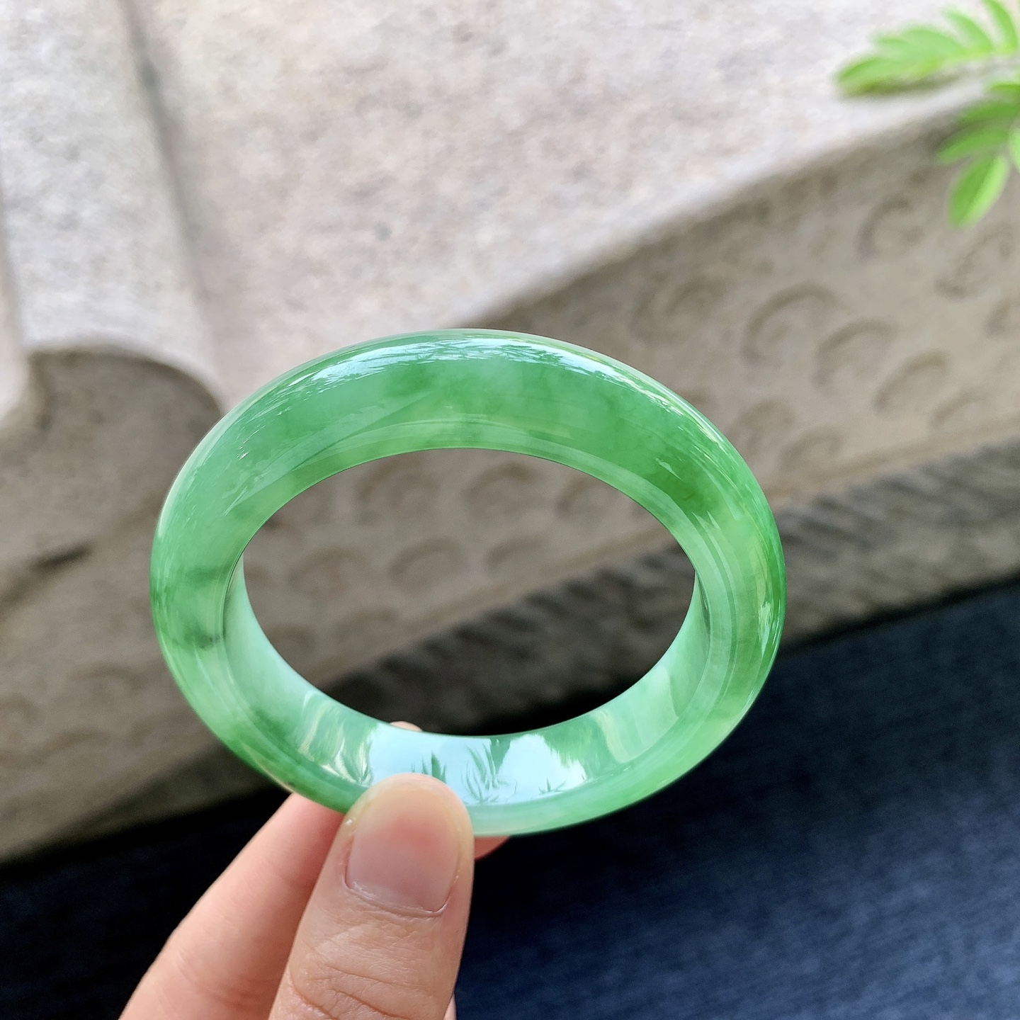 正圈51 52 圈口51.2/12.3/8.7 编码W6092560 糯冰飘辣绿，水润，种老，细腻，有纹线