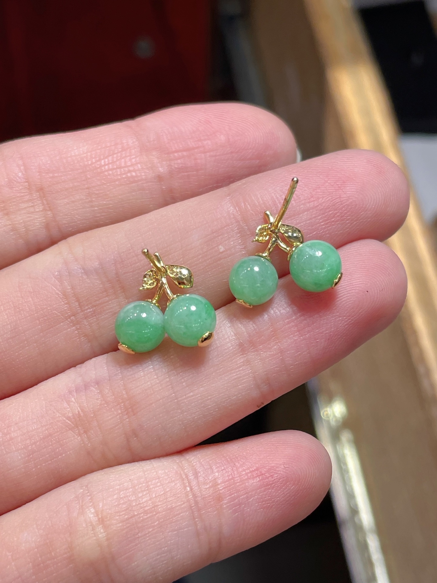 ️翡翠圆珠耳钉，阳绿色，有种水 18K镶嵌，款式时尚高贵 刚性十足，13.9-6.3