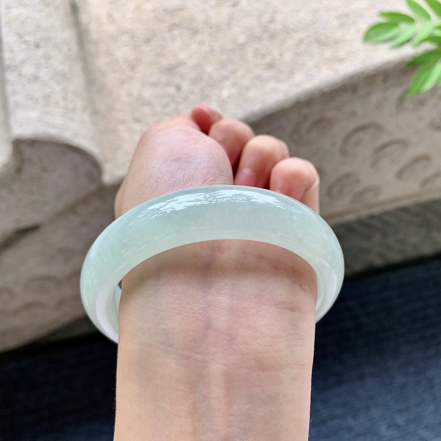 正圈56 57 圈口57.7/15/8.4 编码AD092438 糯冰底色，水润，种老，细腻，无裂