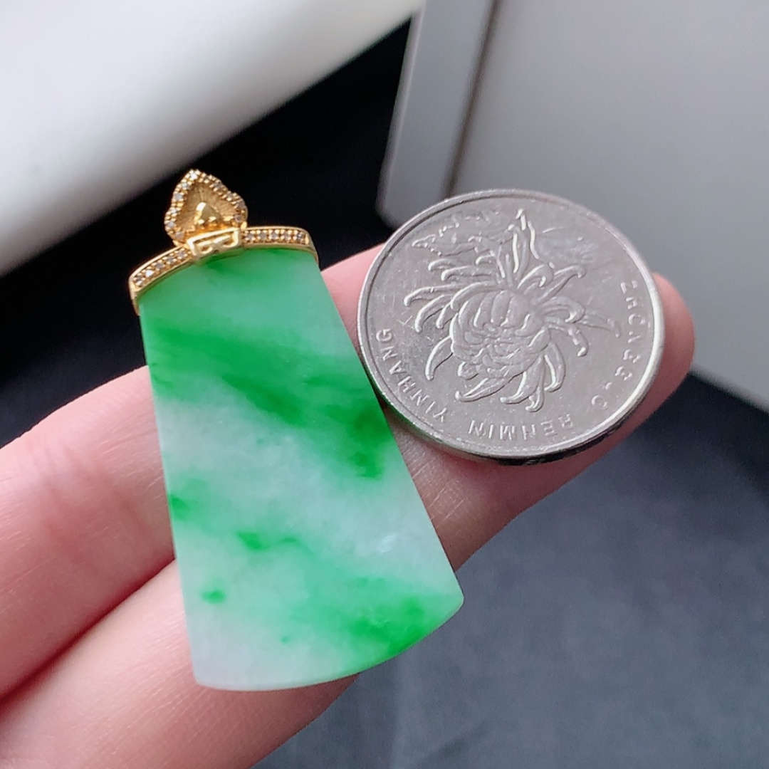️ 冰飘绿无事牌吊坠。色阳色艳，种老饱满细腻，佩戴优雅气质货号19505，37-20.6-2.7