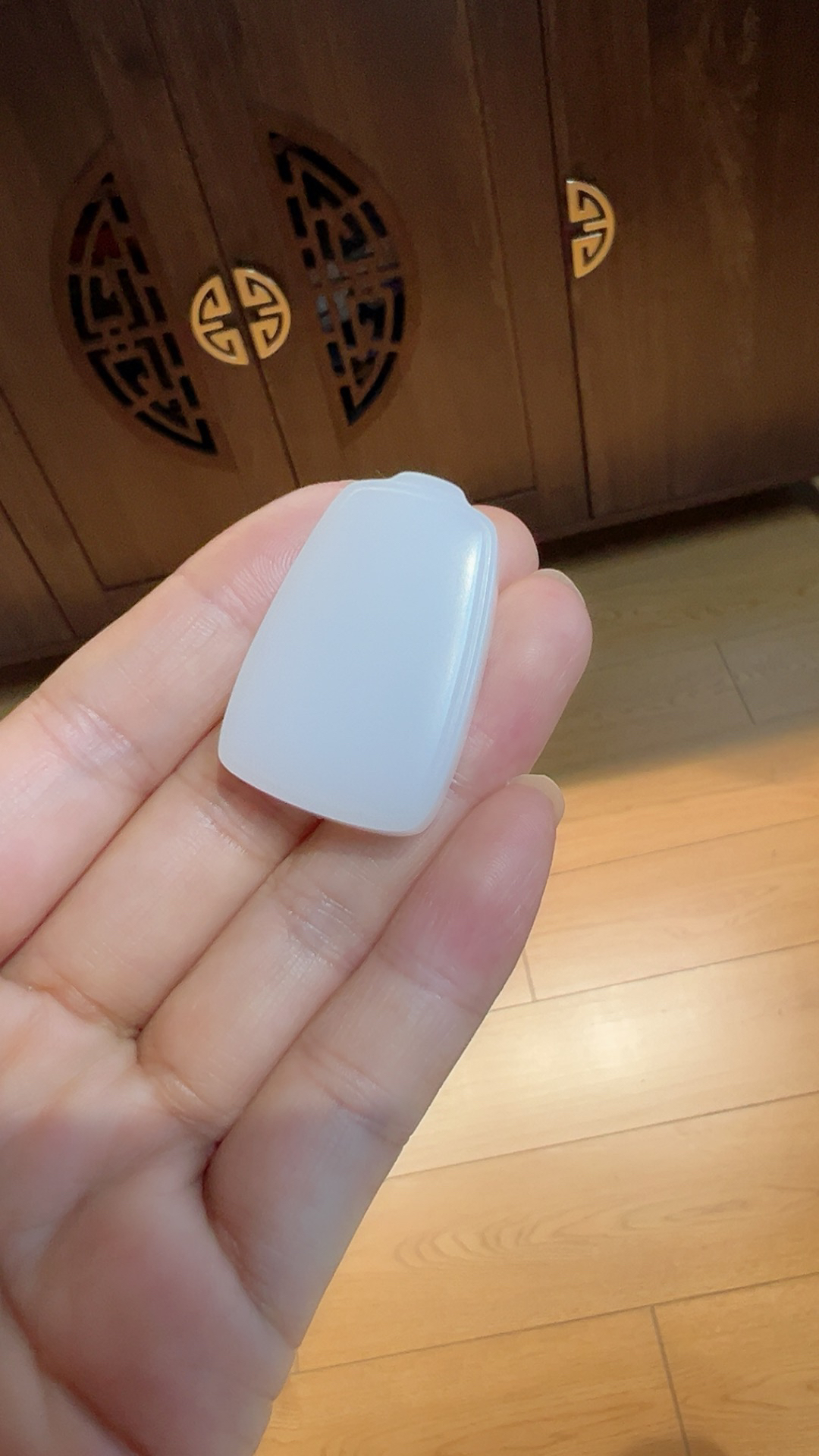 小精品｜白玉｜平安无事牌
一级白细 简单大气 女士推荐自留

重18.2克 尺寸37*24*9m m
