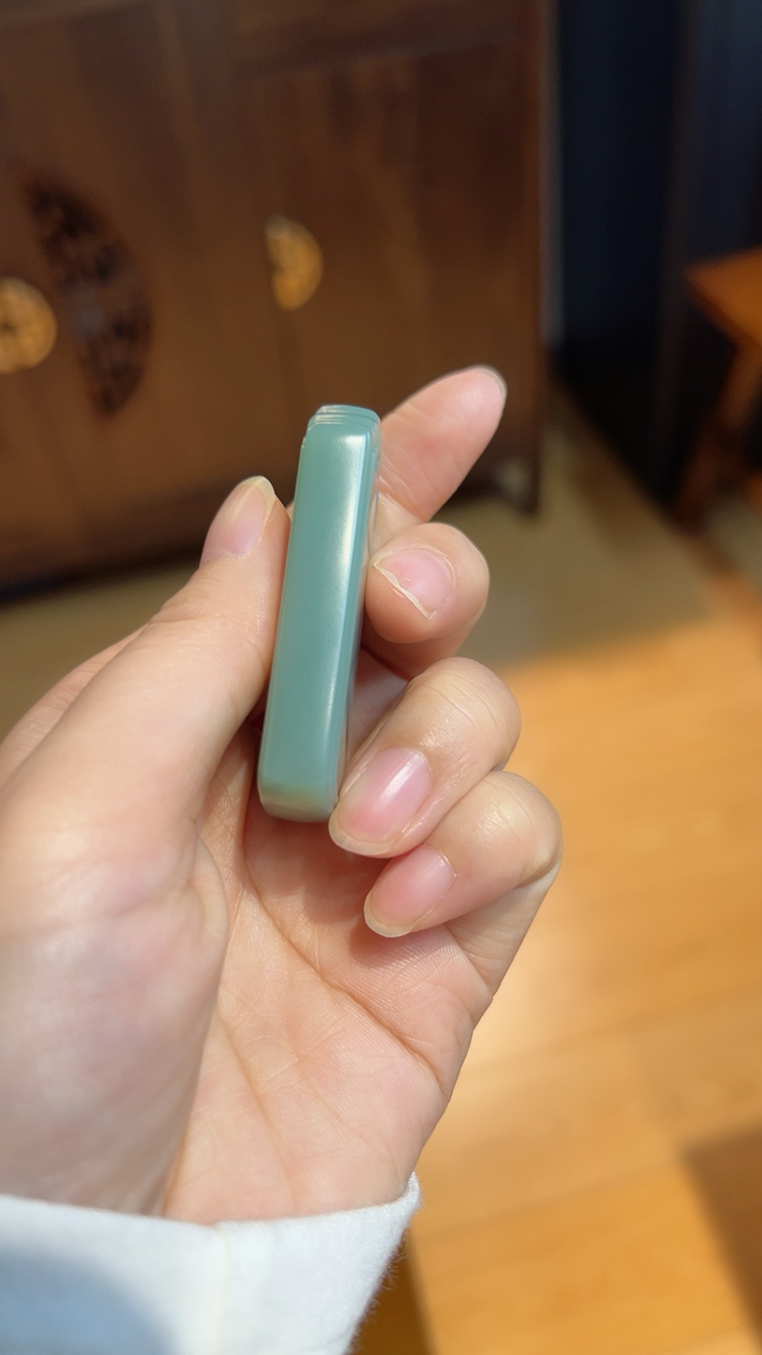碧玉｜粉青平安无事牌
玉质细腻油润 过灯品质 值得拥有

重44.2克 尺寸55*31.8*10mm