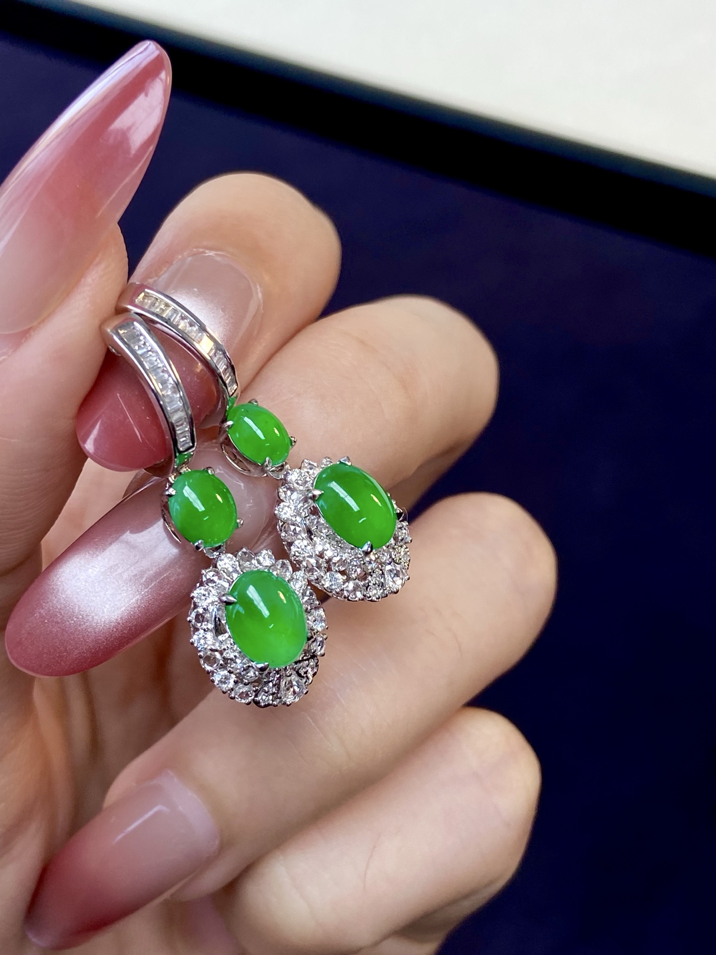 ️高冰种阳绿蛋面二合一耳坠，翠色欲滴 很讨喜，矜贵又份量，一戴瞬间提升整个人气质：33-10.5-8.2，裸石：7.5-6-3.2mm，无裂。