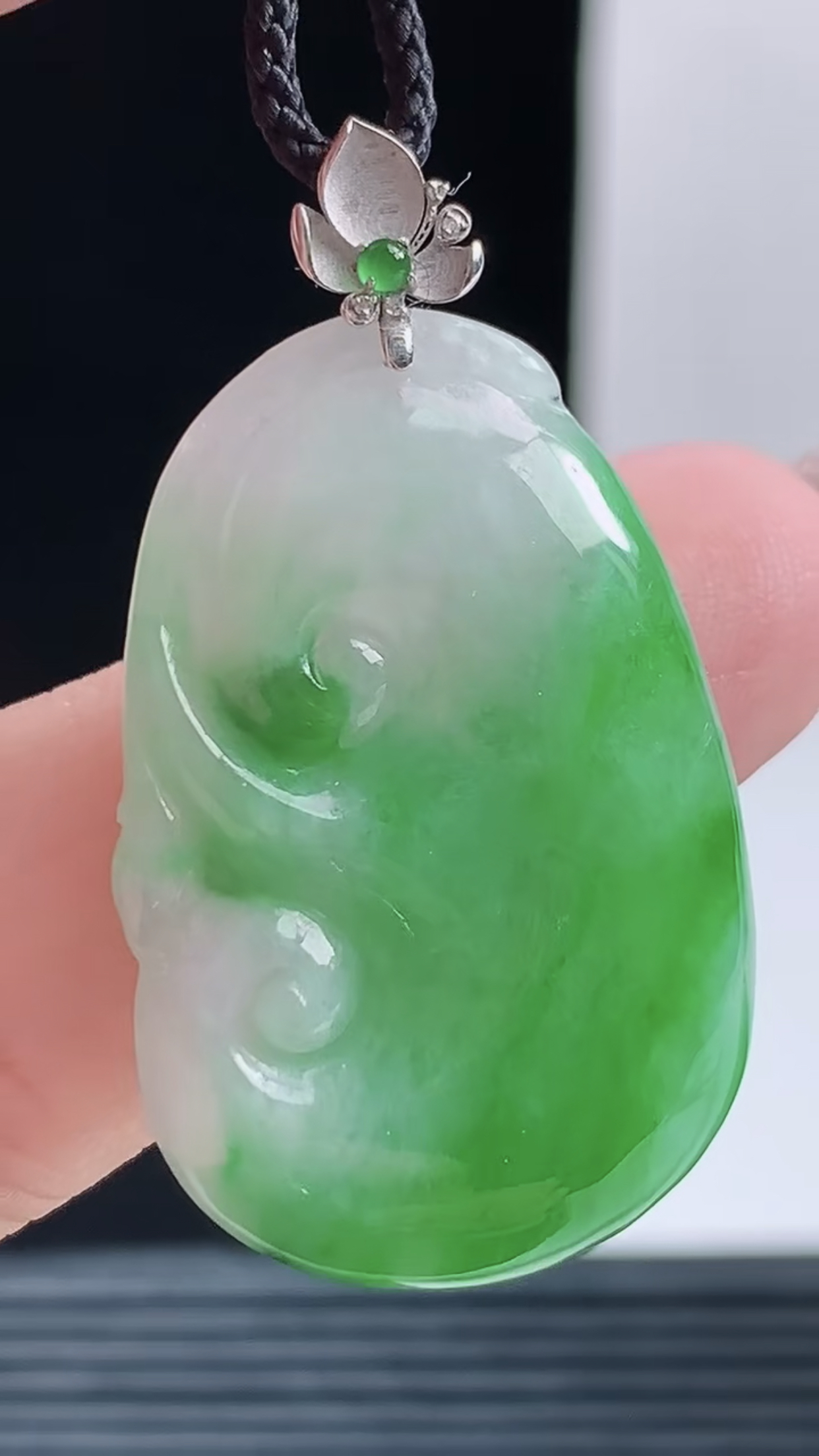 缅甸天然翡翠a货，18K金镶嵌，老坑料起胶冰润飘绿如意吊坠，尺寸30.5-20.5-4.9重量:6.48g #