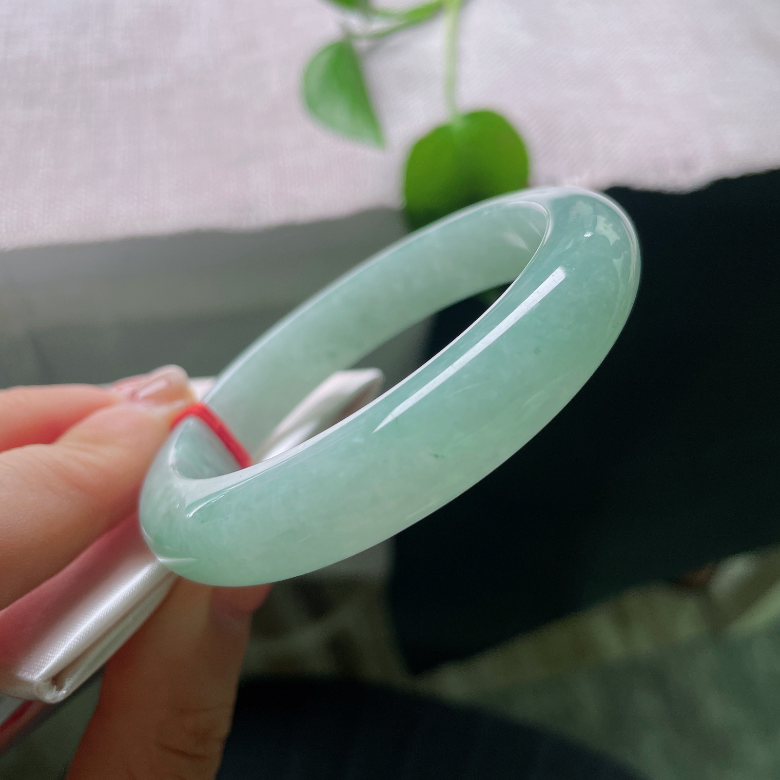 特惠活动，54.4/11.9/8.4，绿底正圈，一点皮纹，光泽温润，器型端庄大方，日常穿搭百搭耐看。ss59924a