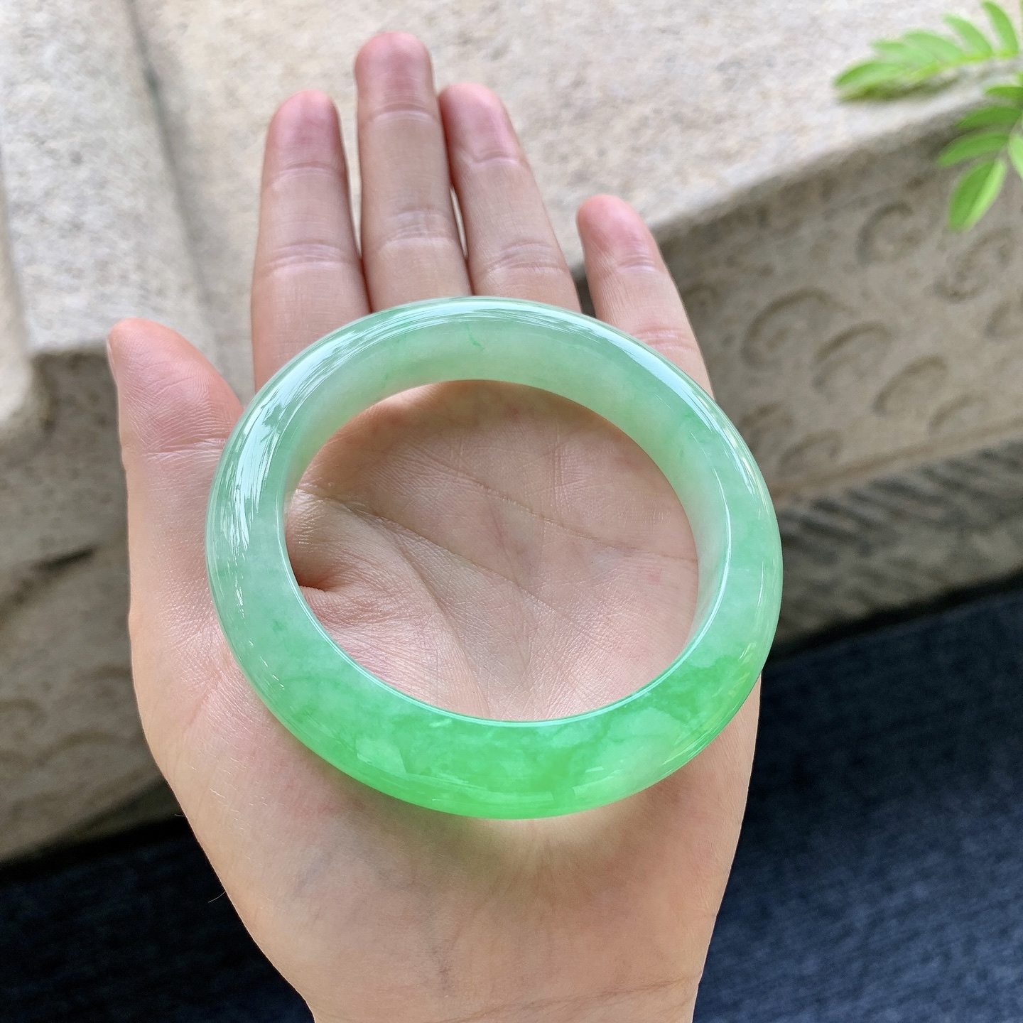 正圈55 56 圈口55.8/12.6/9.5 编码GJ092529 糯冰飘阳绿，水润，种老，细腻，
