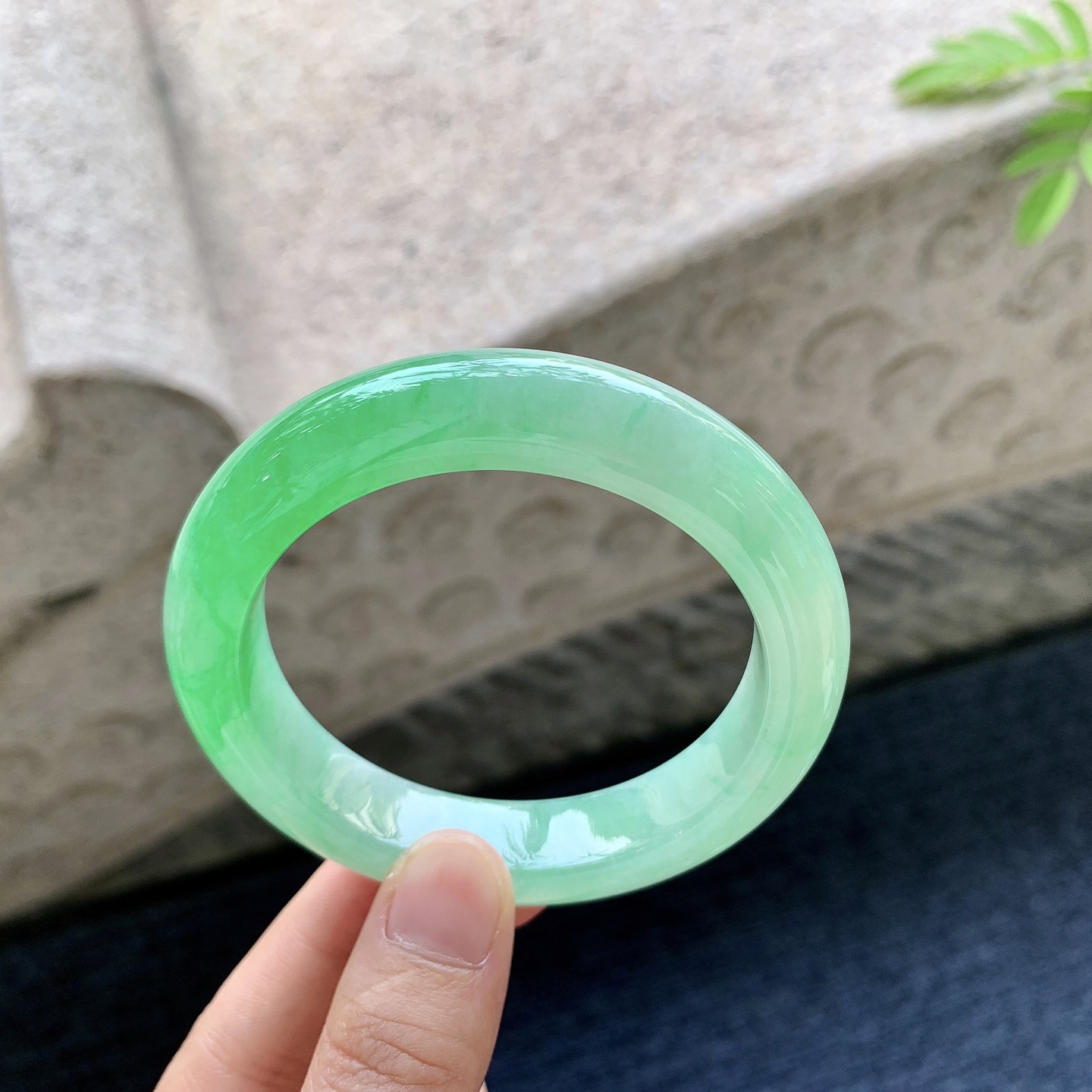 正圈55 56 圈口55.8/12.6/9.5 编码GJ092529 糯冰飘阳绿，水润，种老，细腻，打灯有絮线