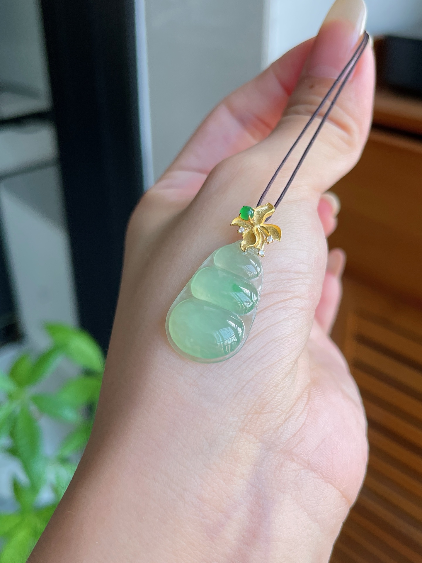18k金扣冰种甜阳绿福豆, 总32.3mm 石24.5-14.2-4.2mm S11
