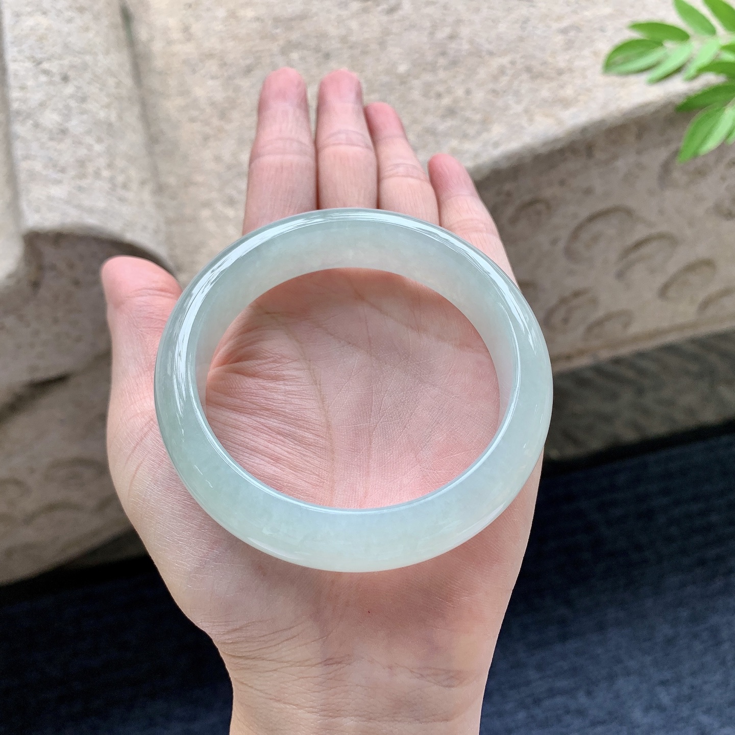 正圈56 57 圈口57.7/15/8.4 编码AD092438 糯冰底色，水润，种老，细腻，无裂