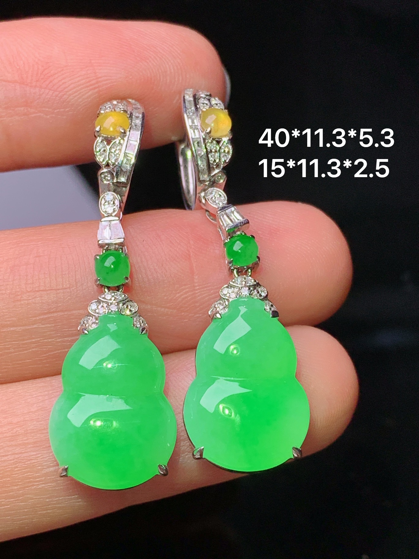 18k金钻镶嵌阳绿葫芦耳坠 玉质细腻 色泽艳丽清新 水润亮眼 整体尺寸40*11.3*5.3 z8
